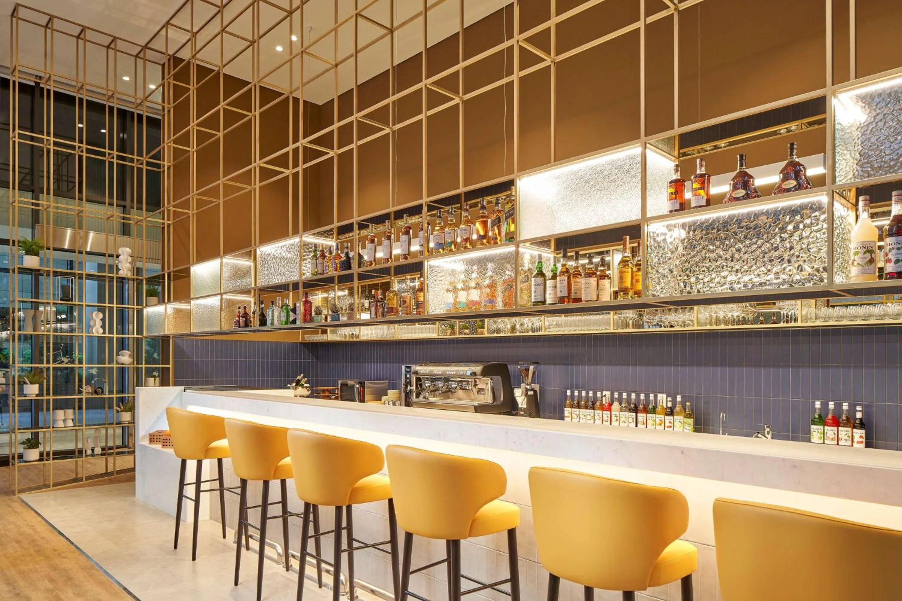 Lounge or bar in Hilton Garden Inn Seoul Gangnam