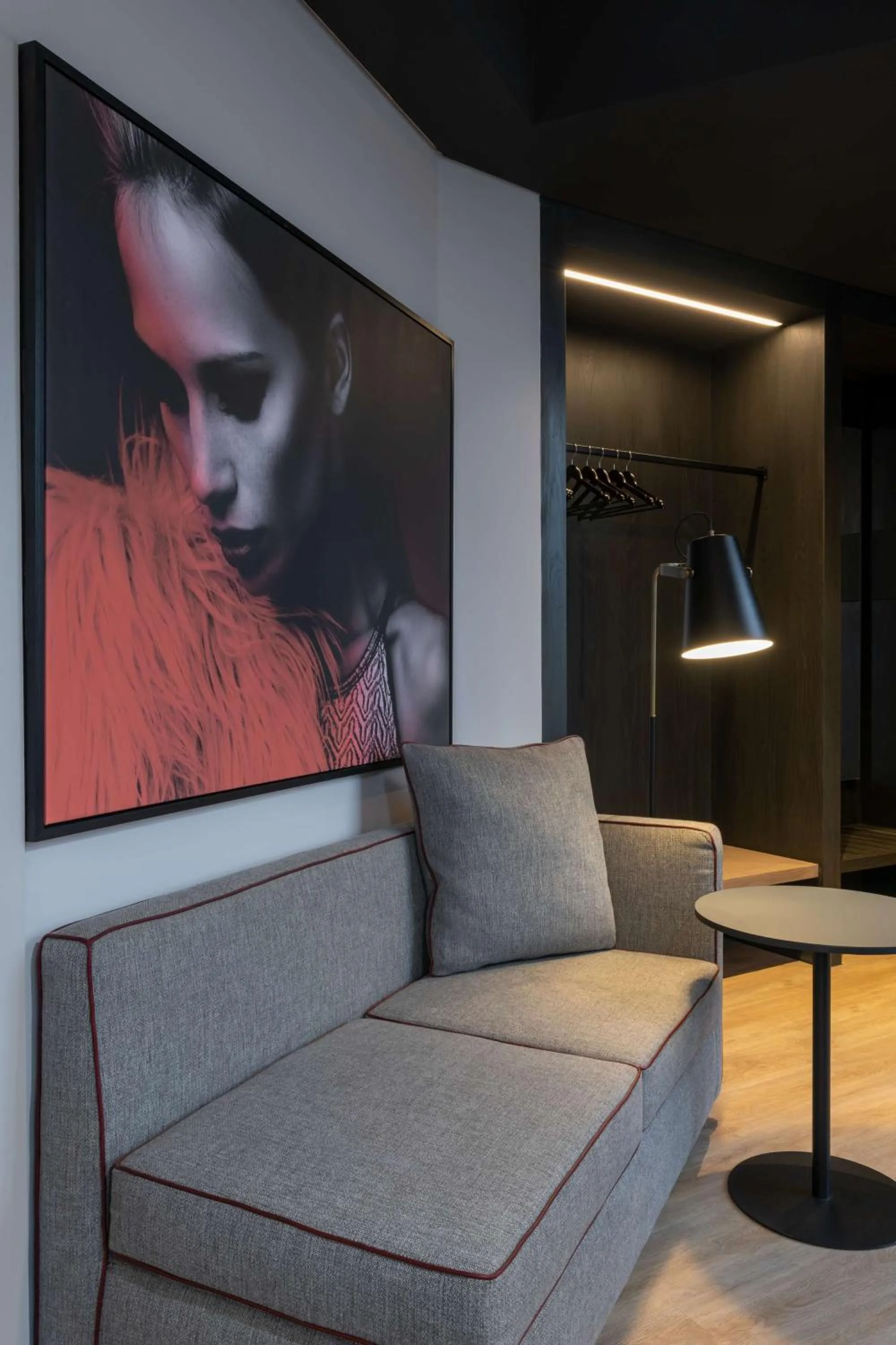 Photo of the whole room in Radisson RED Hotel Johannesburg Rosebank