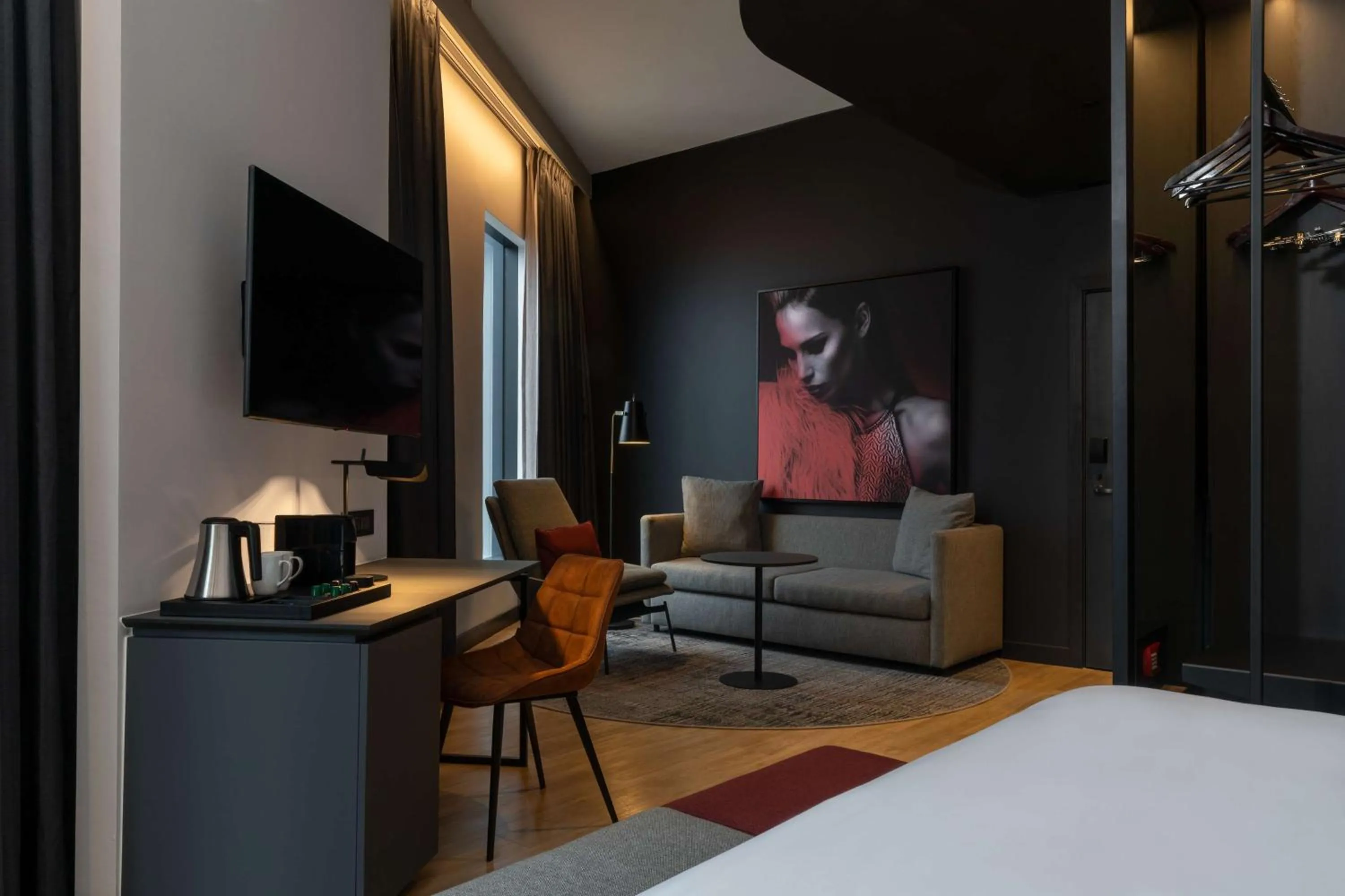 Living room, Bed in Radisson RED Hotel Johannesburg Rosebank