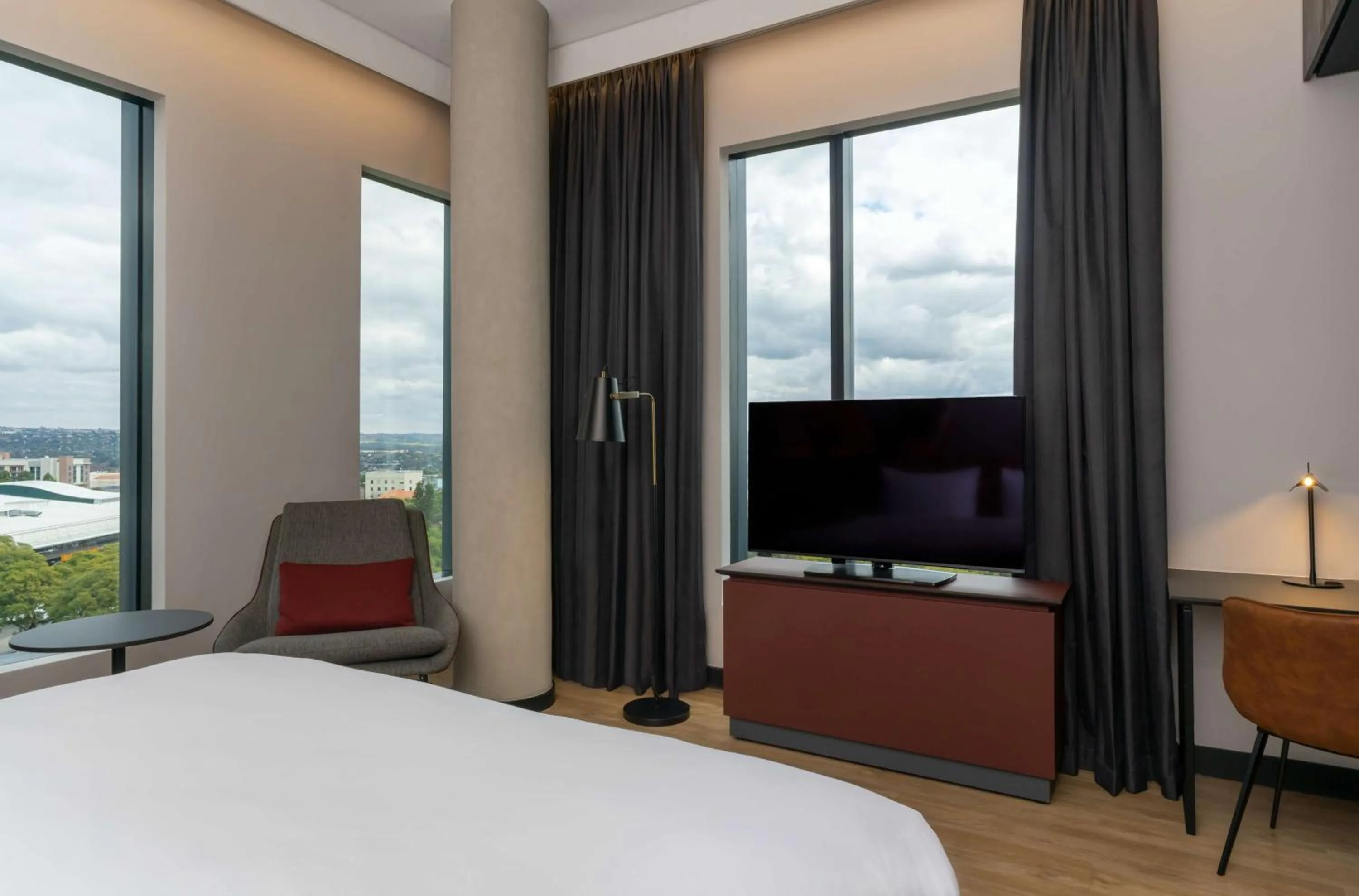 TV and multimedia, Bed in Radisson RED Hotel Johannesburg Rosebank