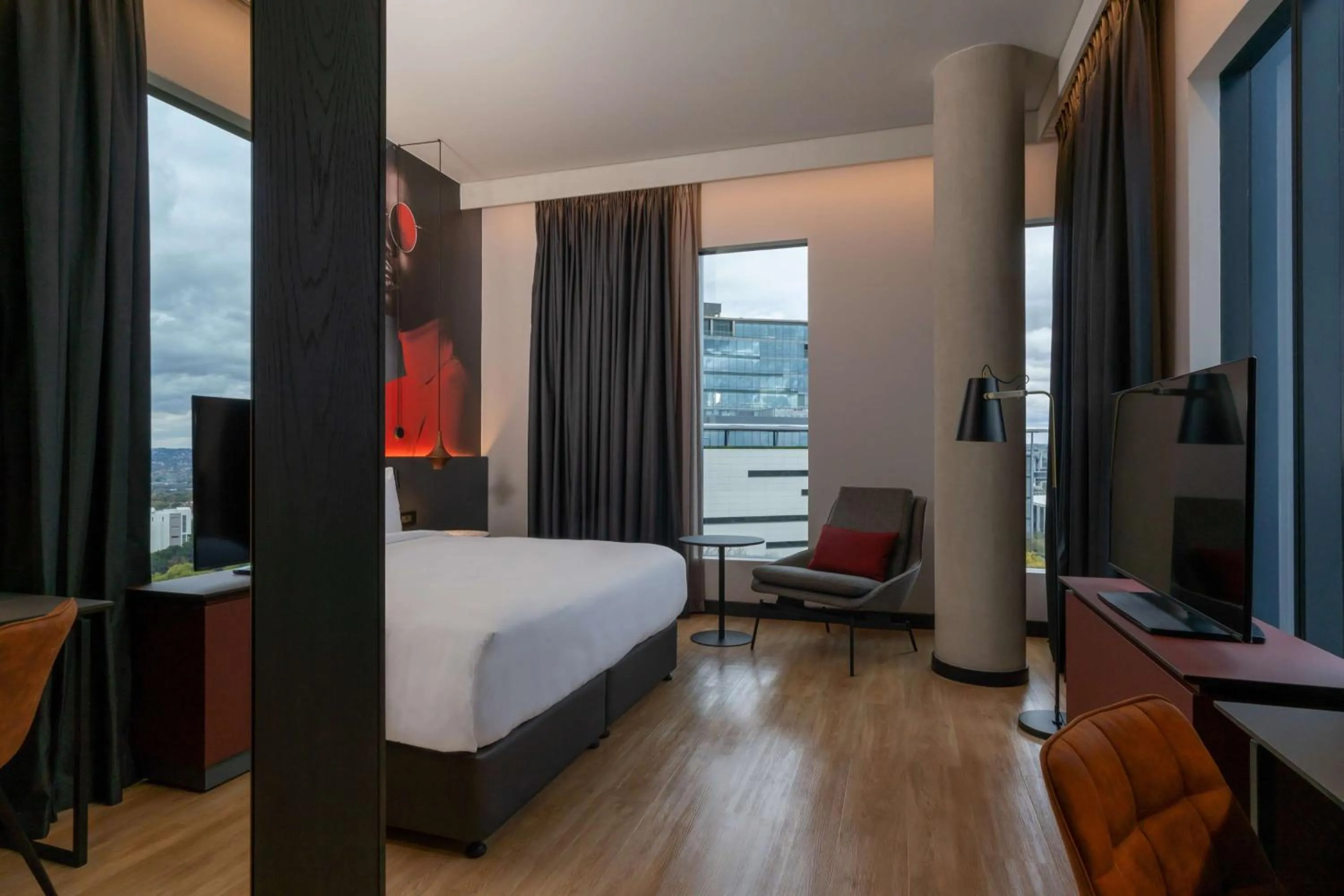 Photo of the whole room, Bed in Radisson RED Hotel Johannesburg Rosebank