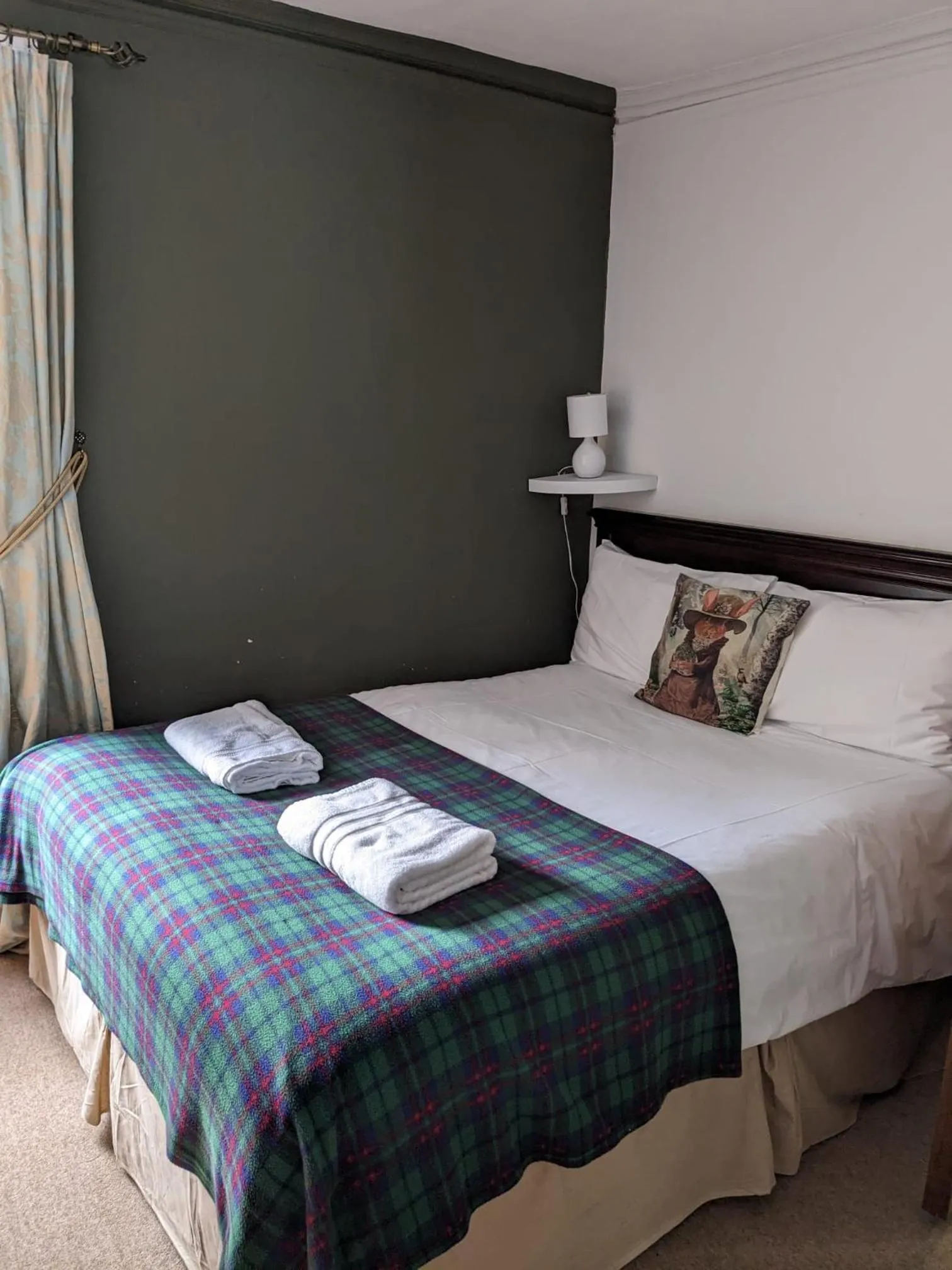 Bed in Bennachie Lodge Hotel in Kemnay