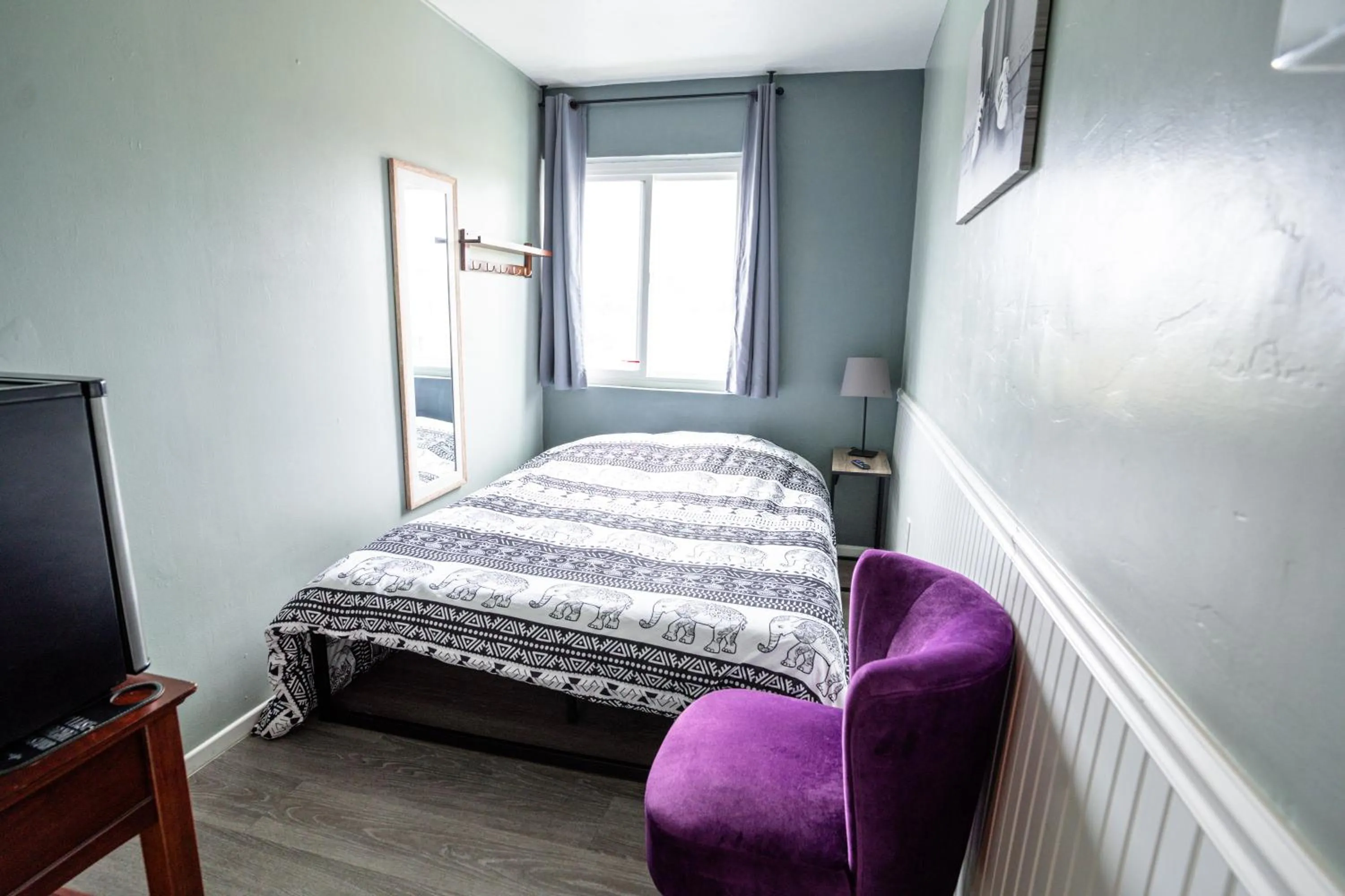 Queen Room - single occupancy in California Dreams Hostel - Ocean Beach