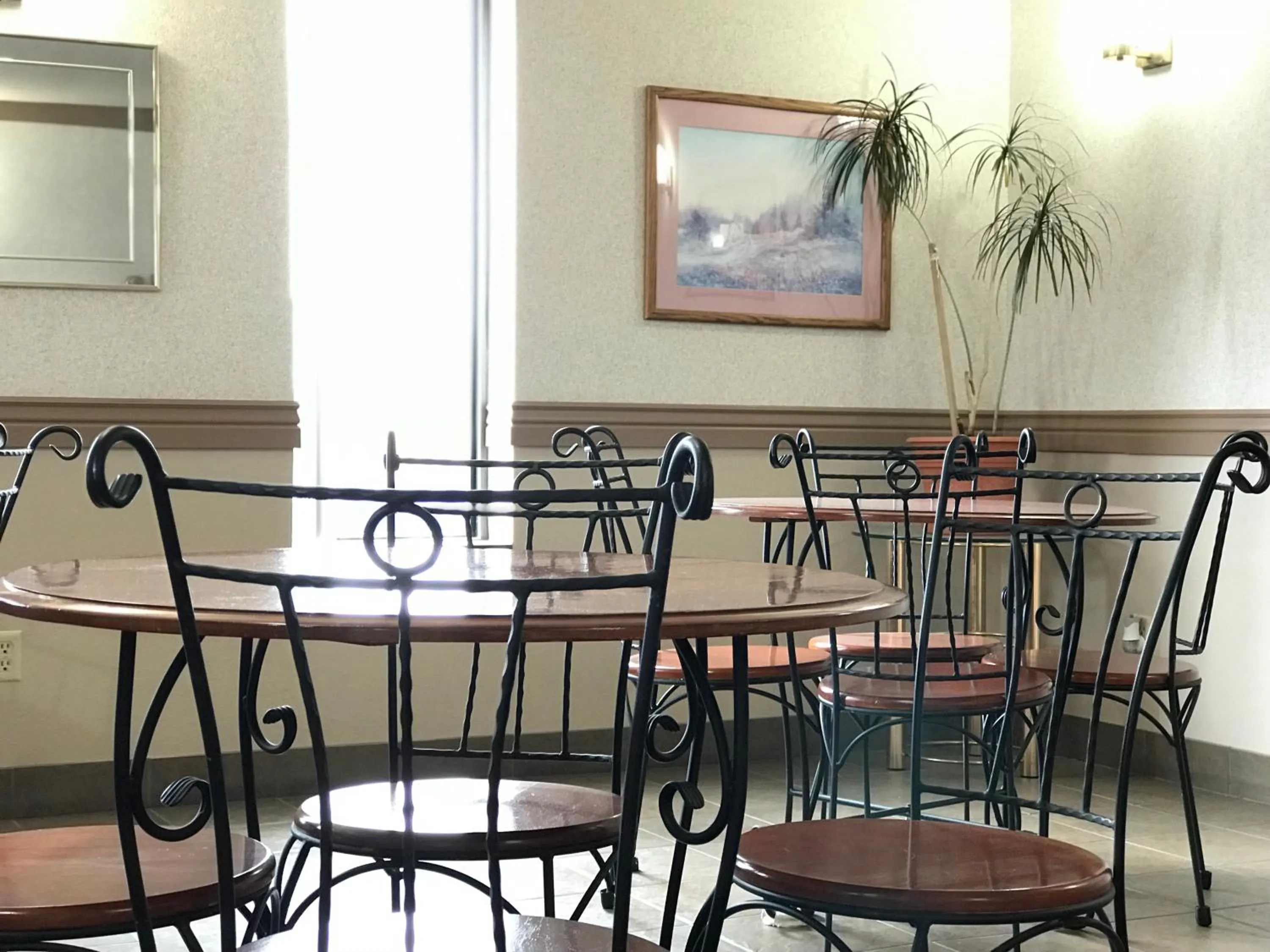 Dining area in STAY INN Burlington