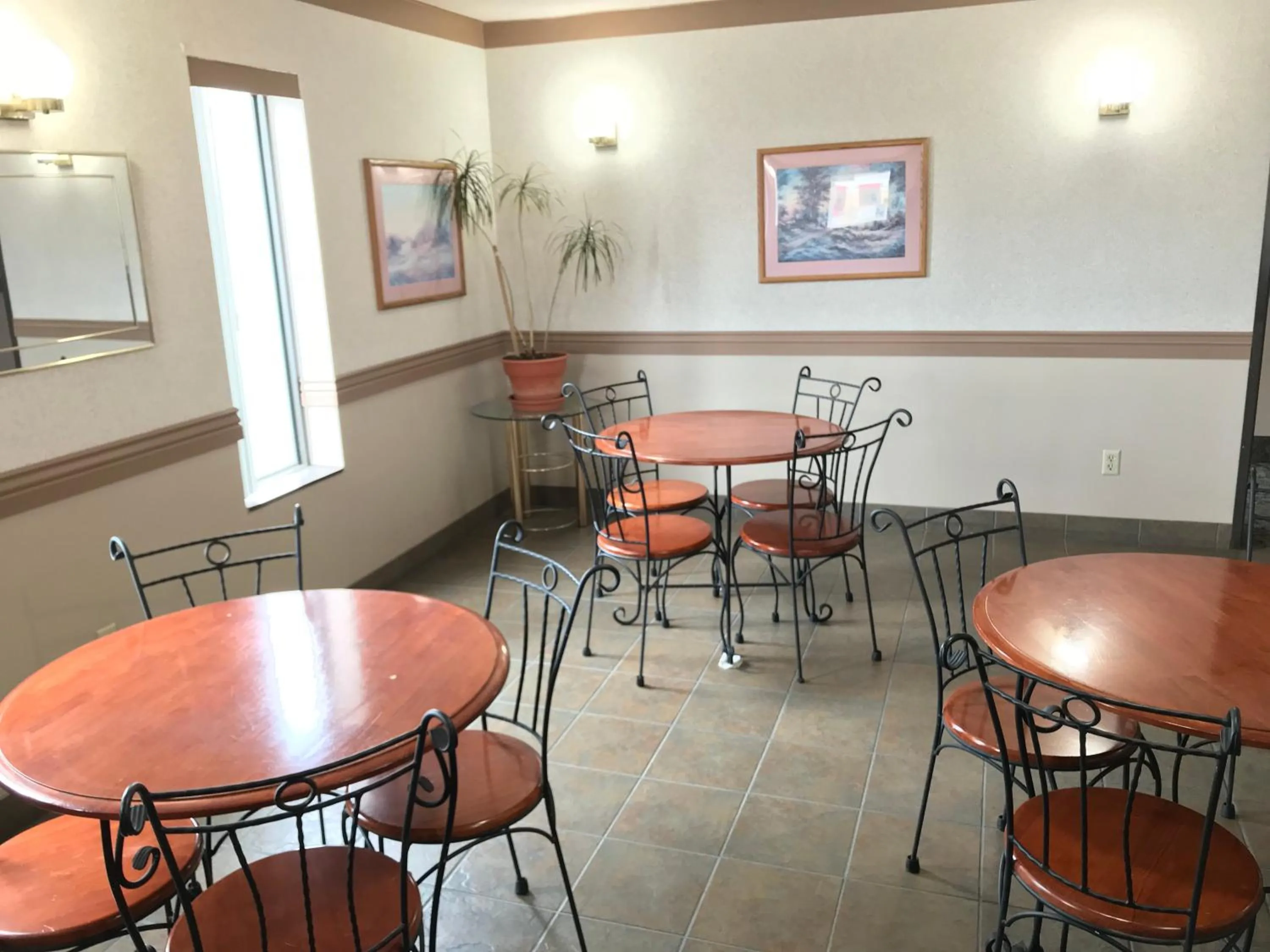 Dining area in STAY INN Burlington