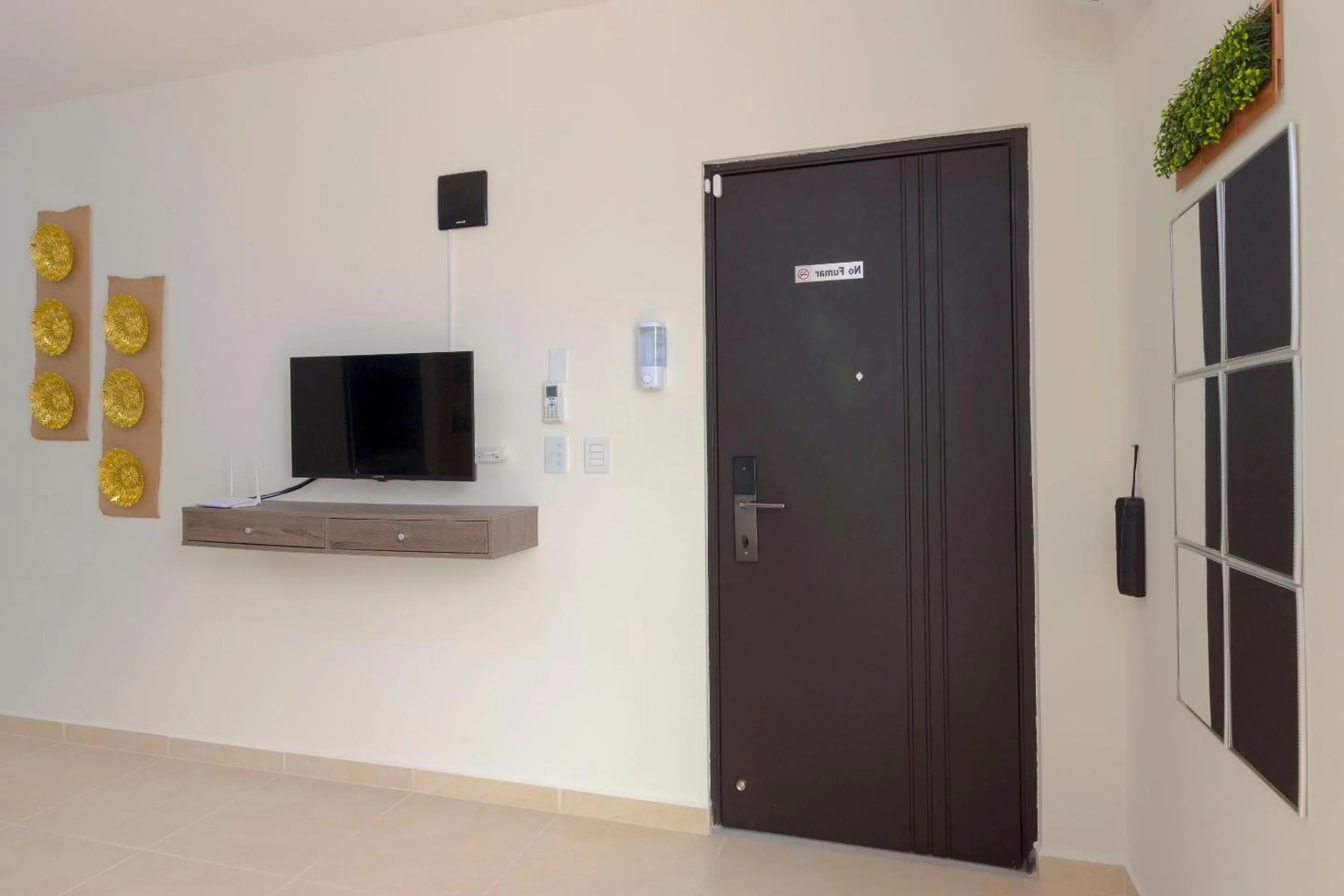 Facade/entrance, Bed in Breezy & Bright Full Apartment