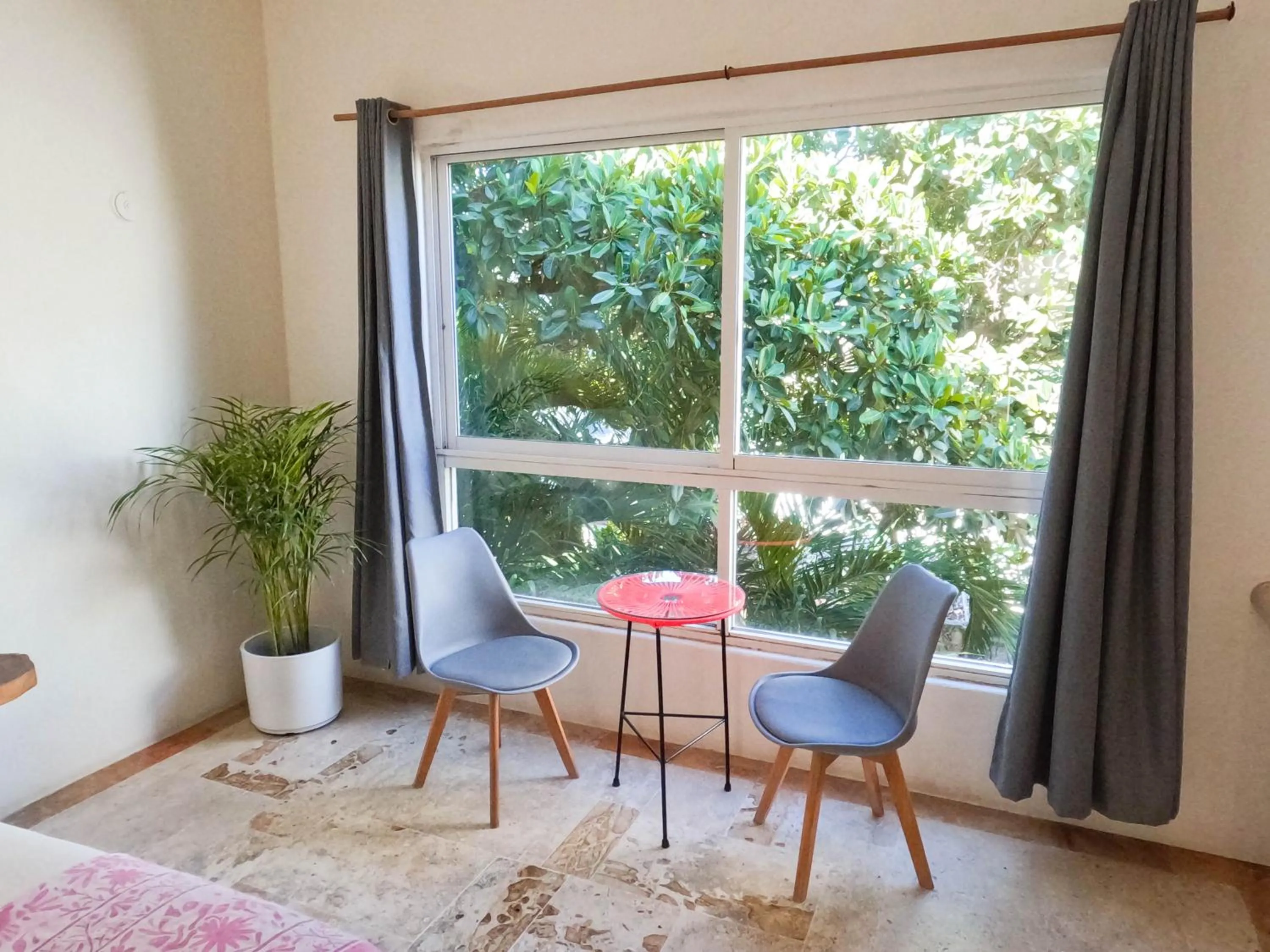 Seating area in Rustik-inn Rooms