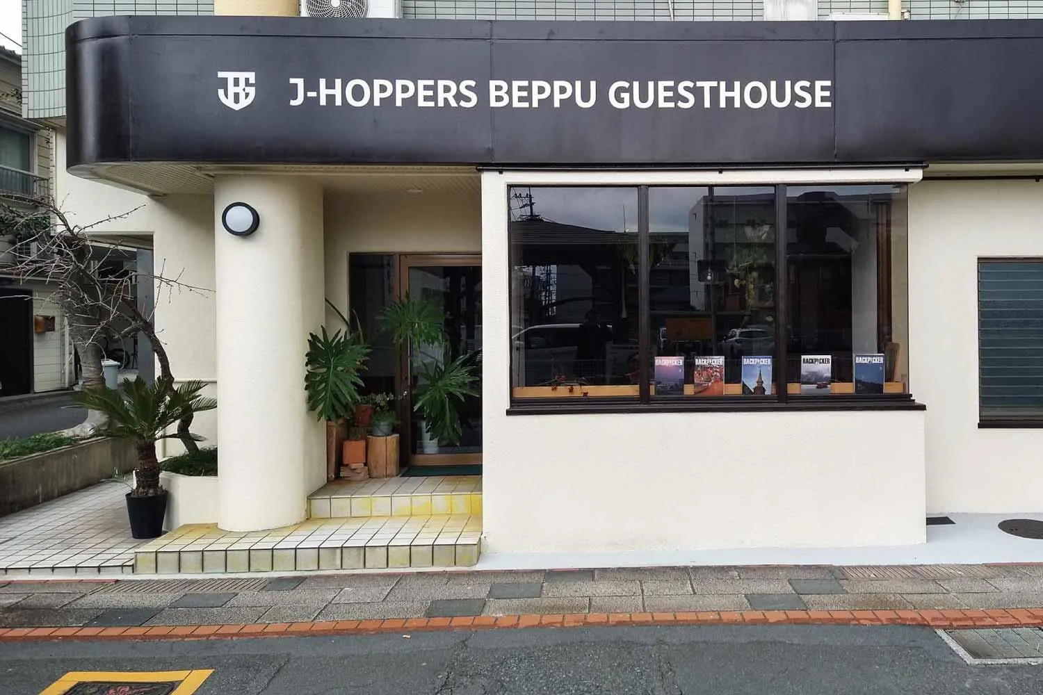 Property building in J-Hoppers Beppu Guesthouse ジェイホッパーズ別府ゲストハウス