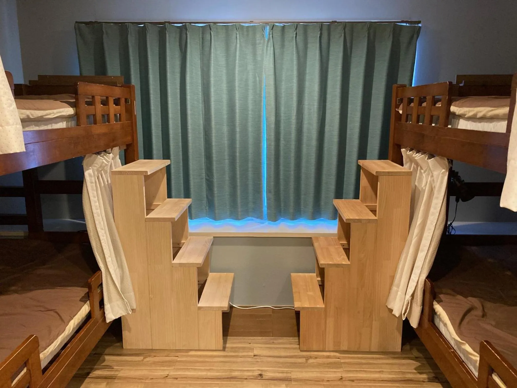 bunk bed in J-Hoppers Beppu Guesthouse ジェイホッパーズ別府ゲストハウス