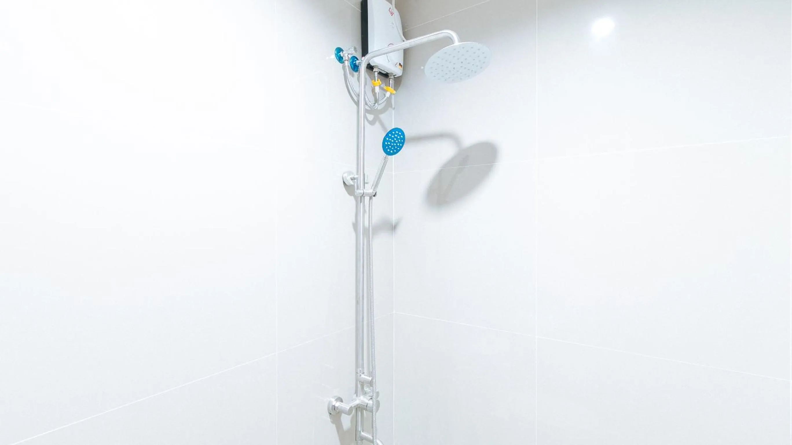 Shower in RedDoorz at Good 101 Paranaque