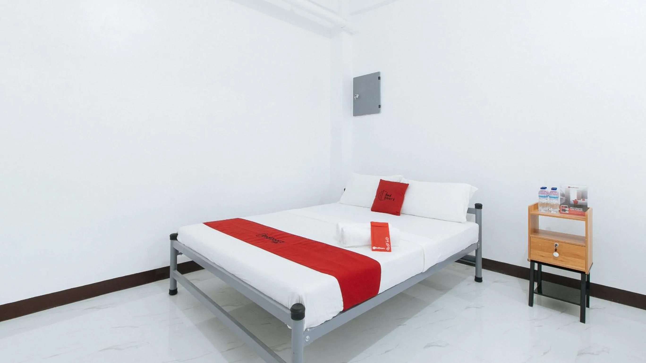 Photo of the whole room, Bed in RedDoorz at Good 101 Paranaque