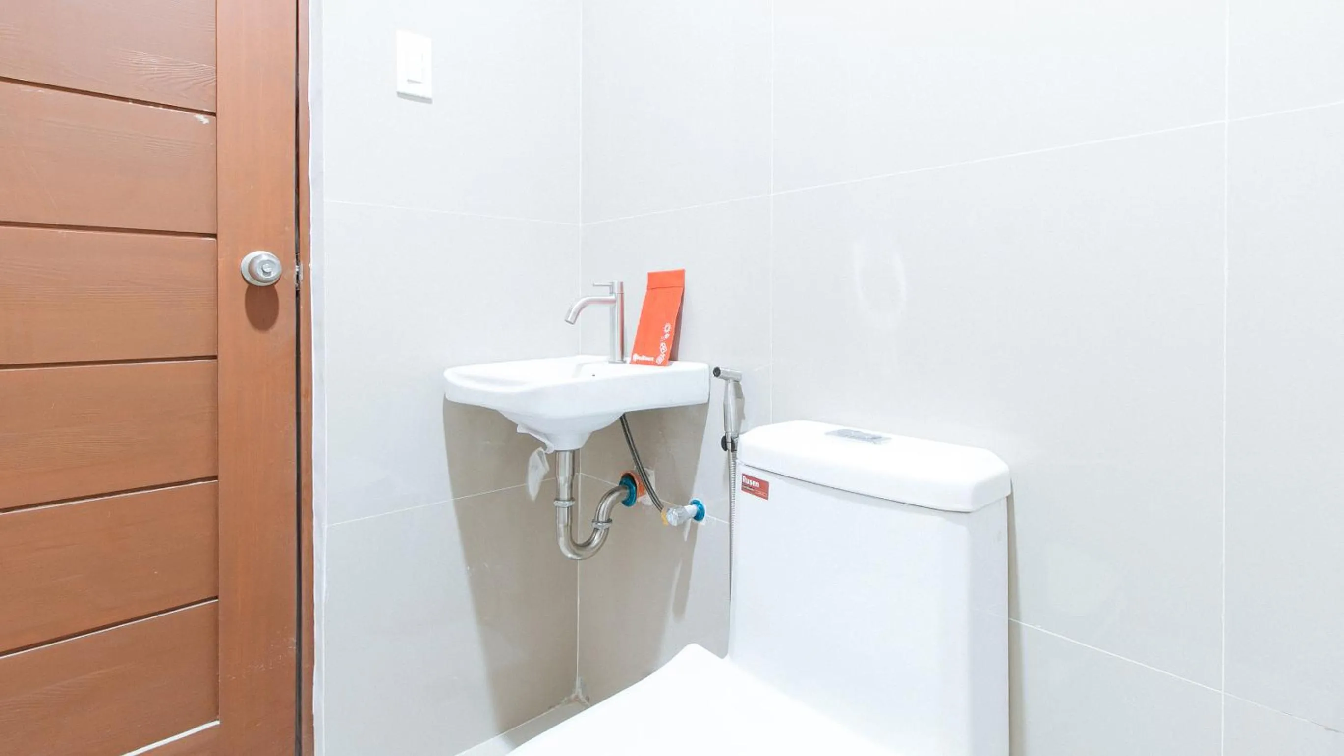 Toilet in RedDoorz at Good 101 Paranaque