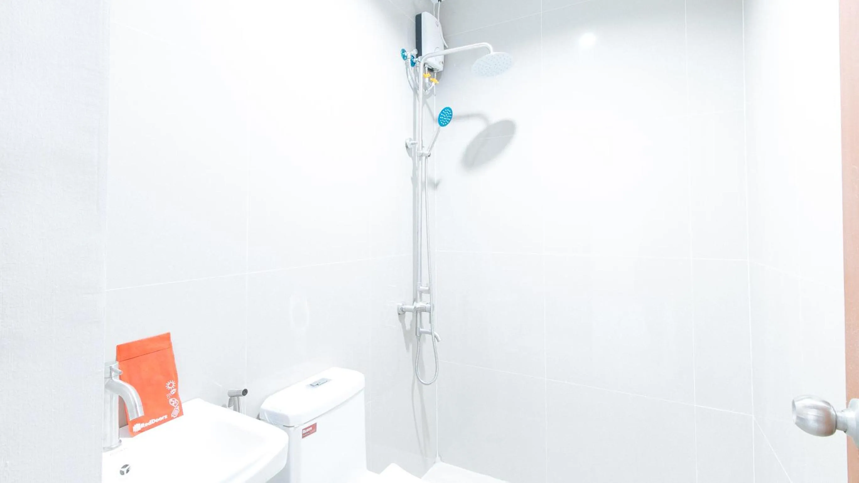 Shower in RedDoorz at Good 101 Paranaque