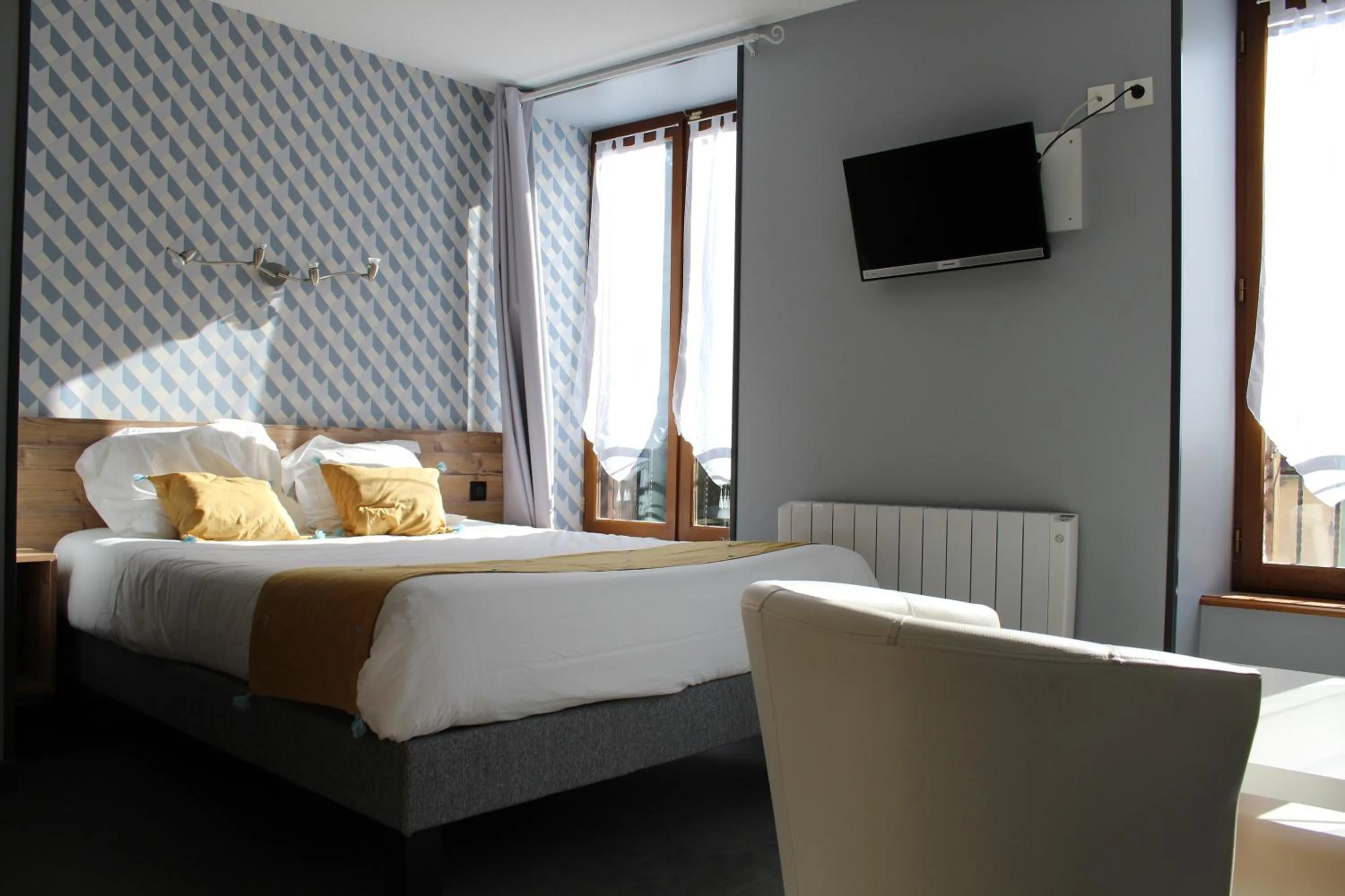 Bed in Logis Hôtel Auberge de l'Allagnonette