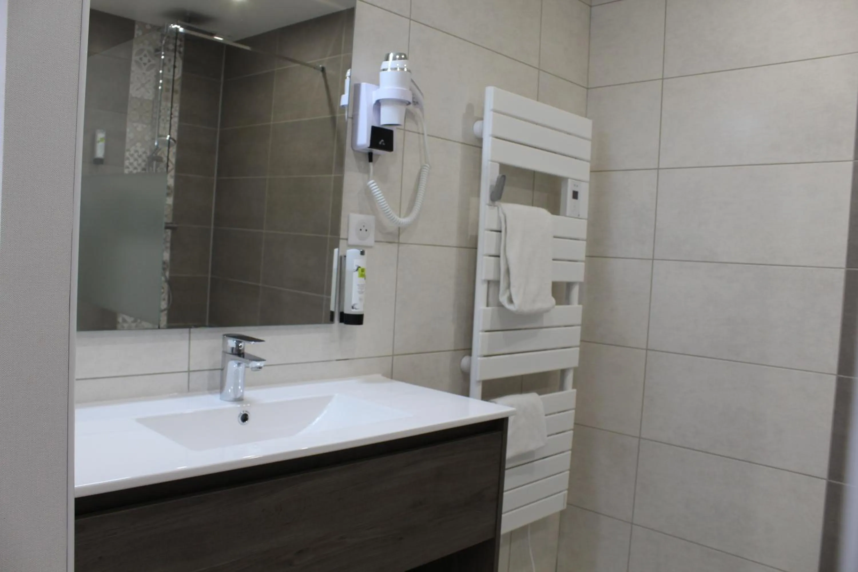 Shower in Logis Hôtel Auberge de l'Allagnonette