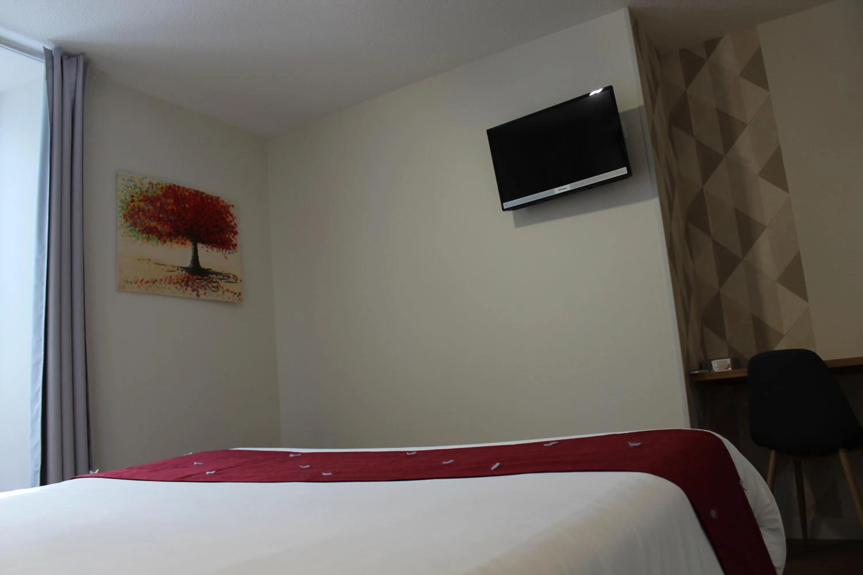 Bed in Logis Hôtel Auberge de l'Allagnonette