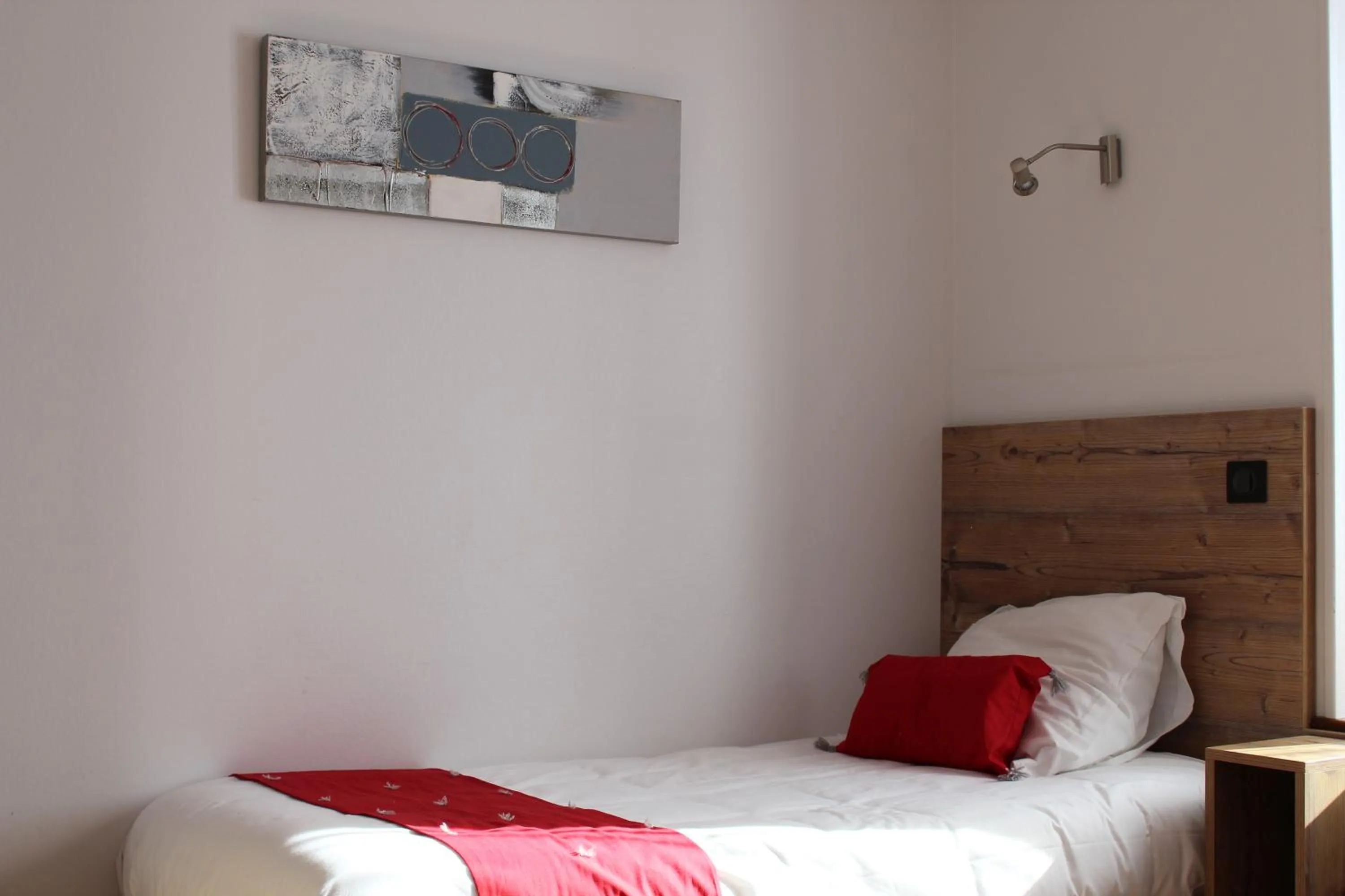 Bed in Logis Hôtel Auberge de l'Allagnonette