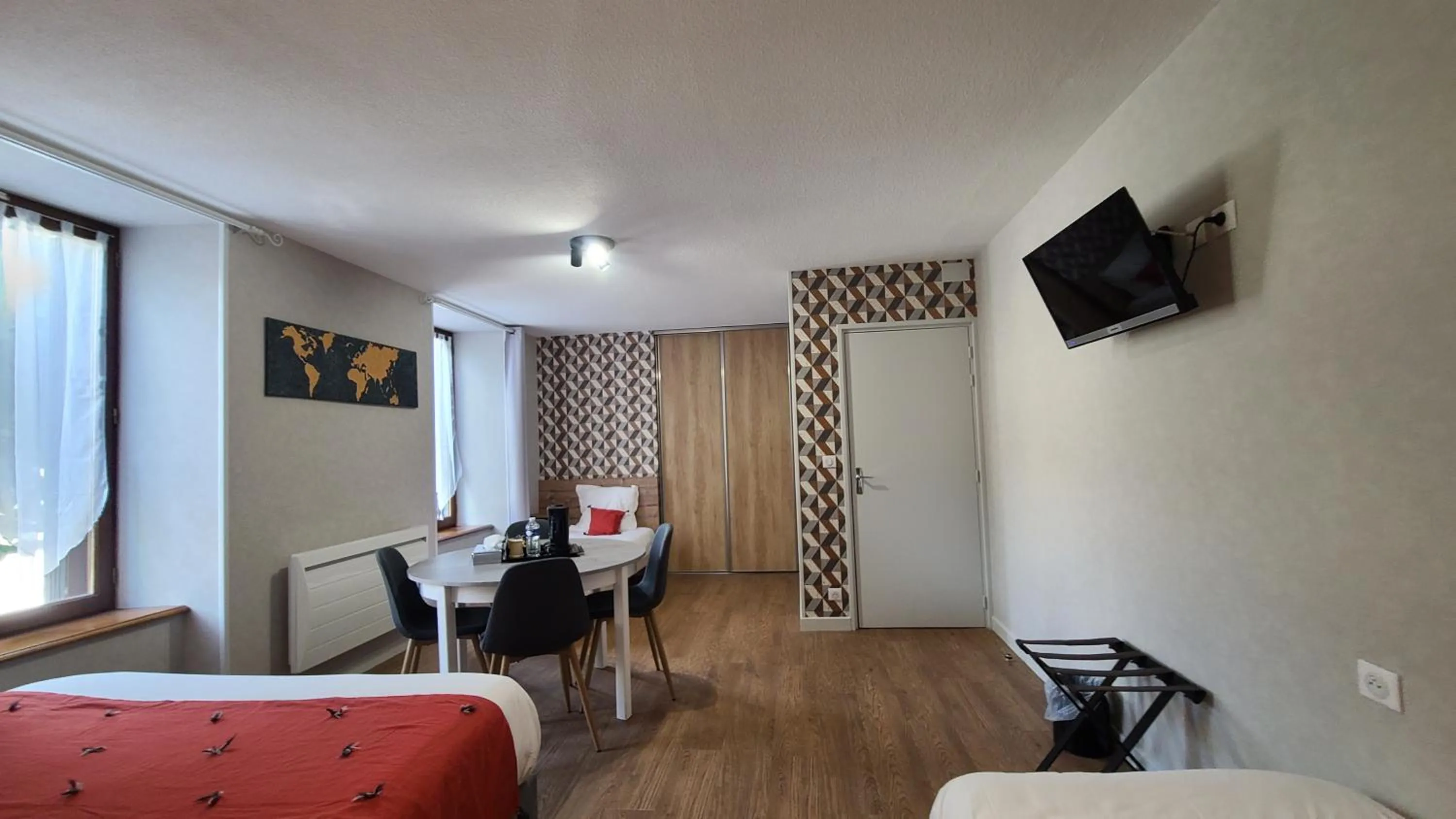 Bed in Logis Hôtel Auberge de l'Allagnonette