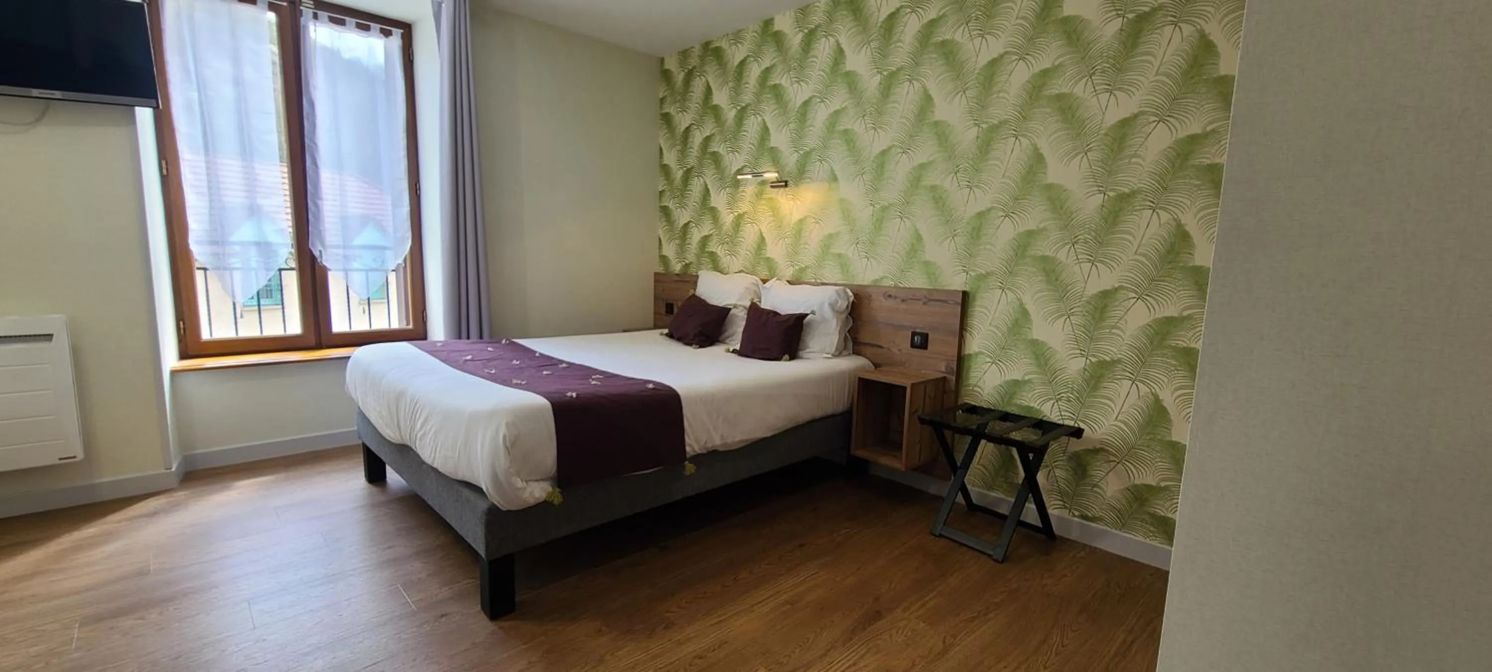 Bed in Logis Hôtel Auberge de l'Allagnonette