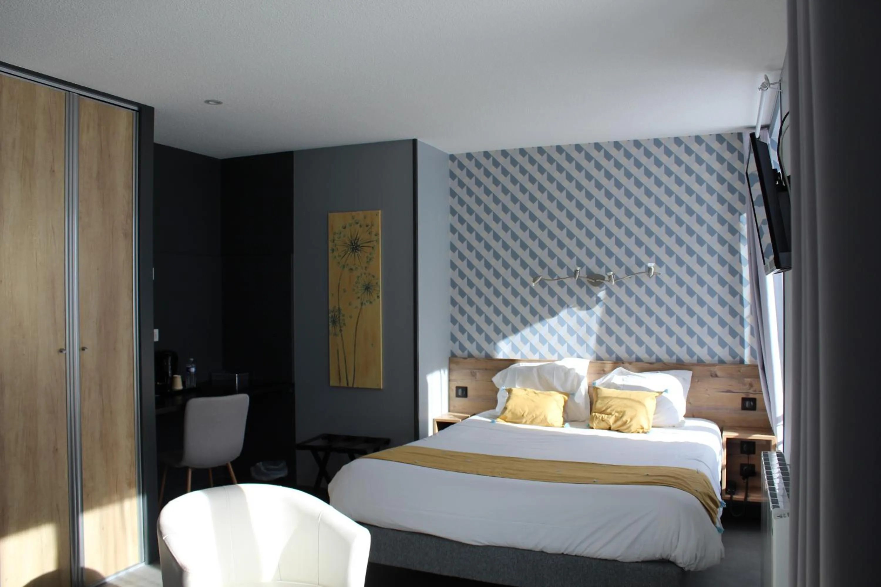 Bed in Logis Hôtel Auberge de l'Allagnonette