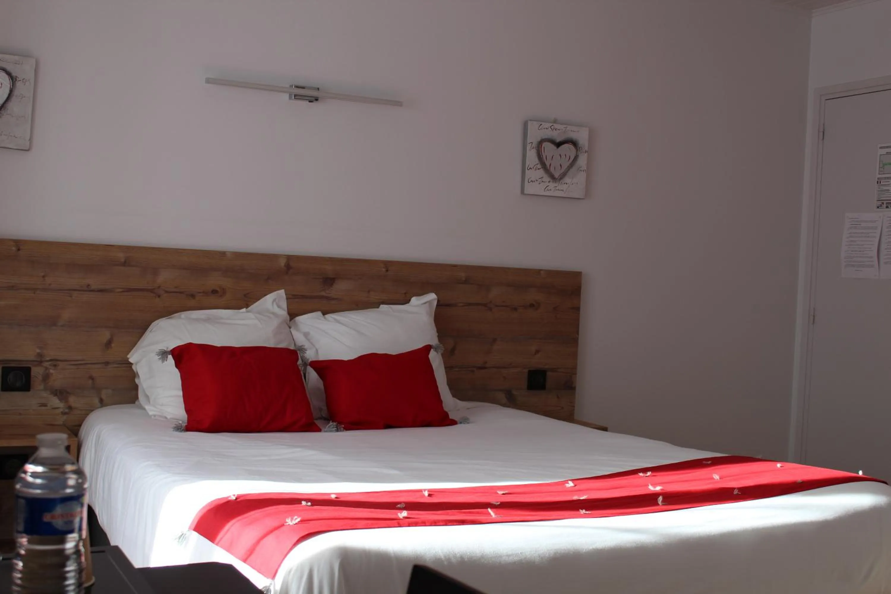 Bed in Logis Hôtel Auberge de l'Allagnonette