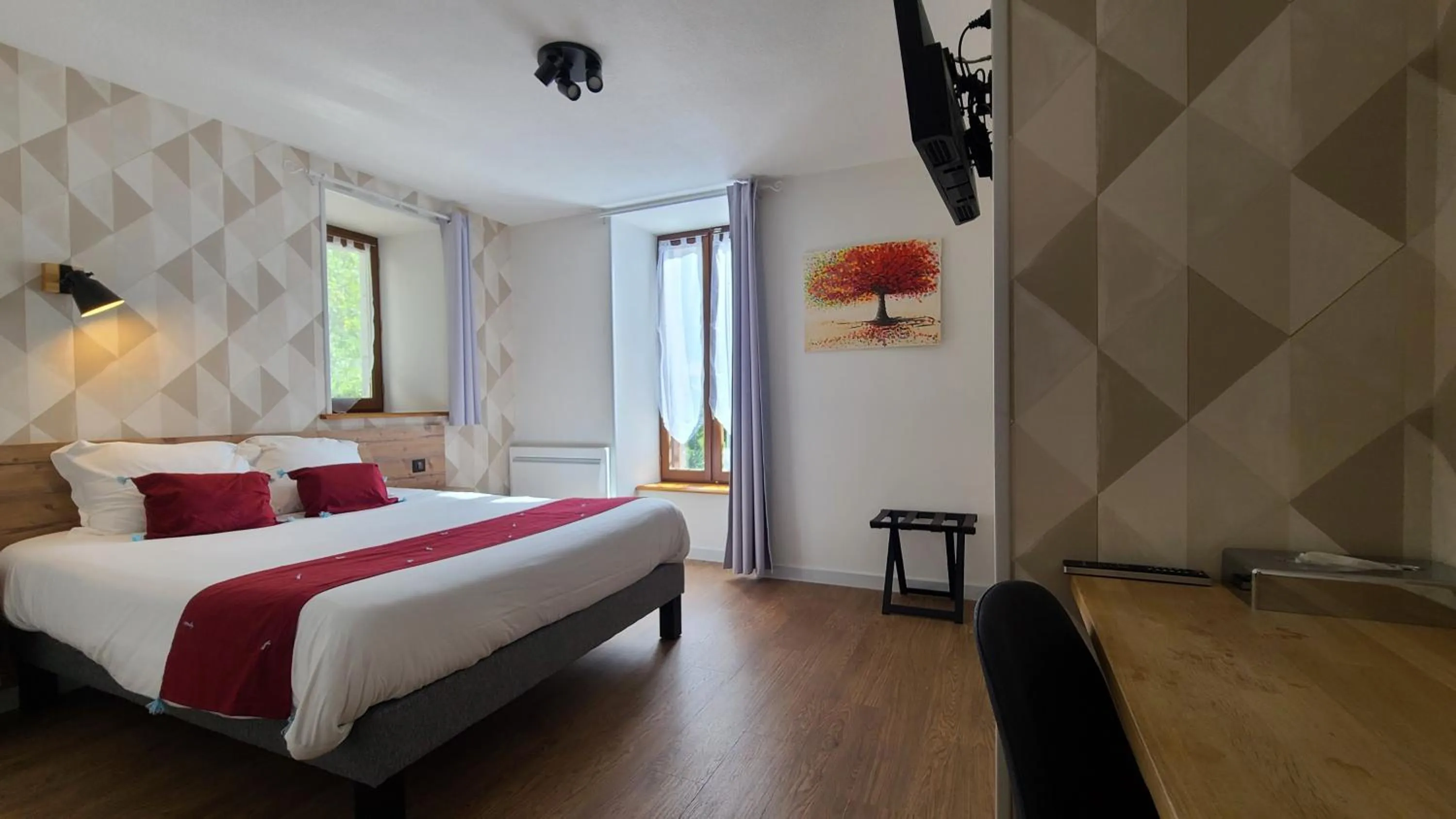 Bed in Logis Hôtel Auberge de l'Allagnonette