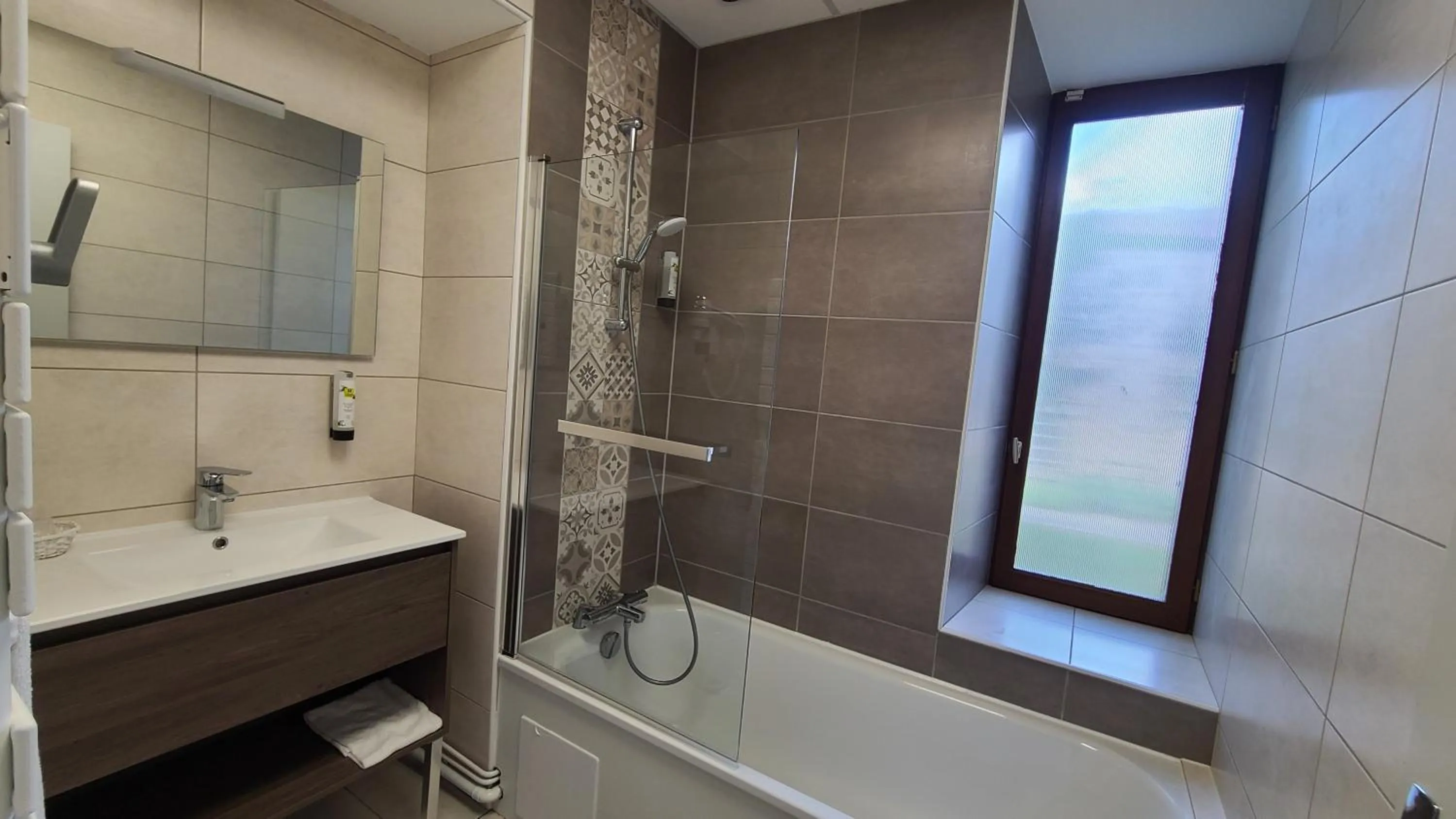 Shower in Logis Hôtel Auberge de l'Allagnonette