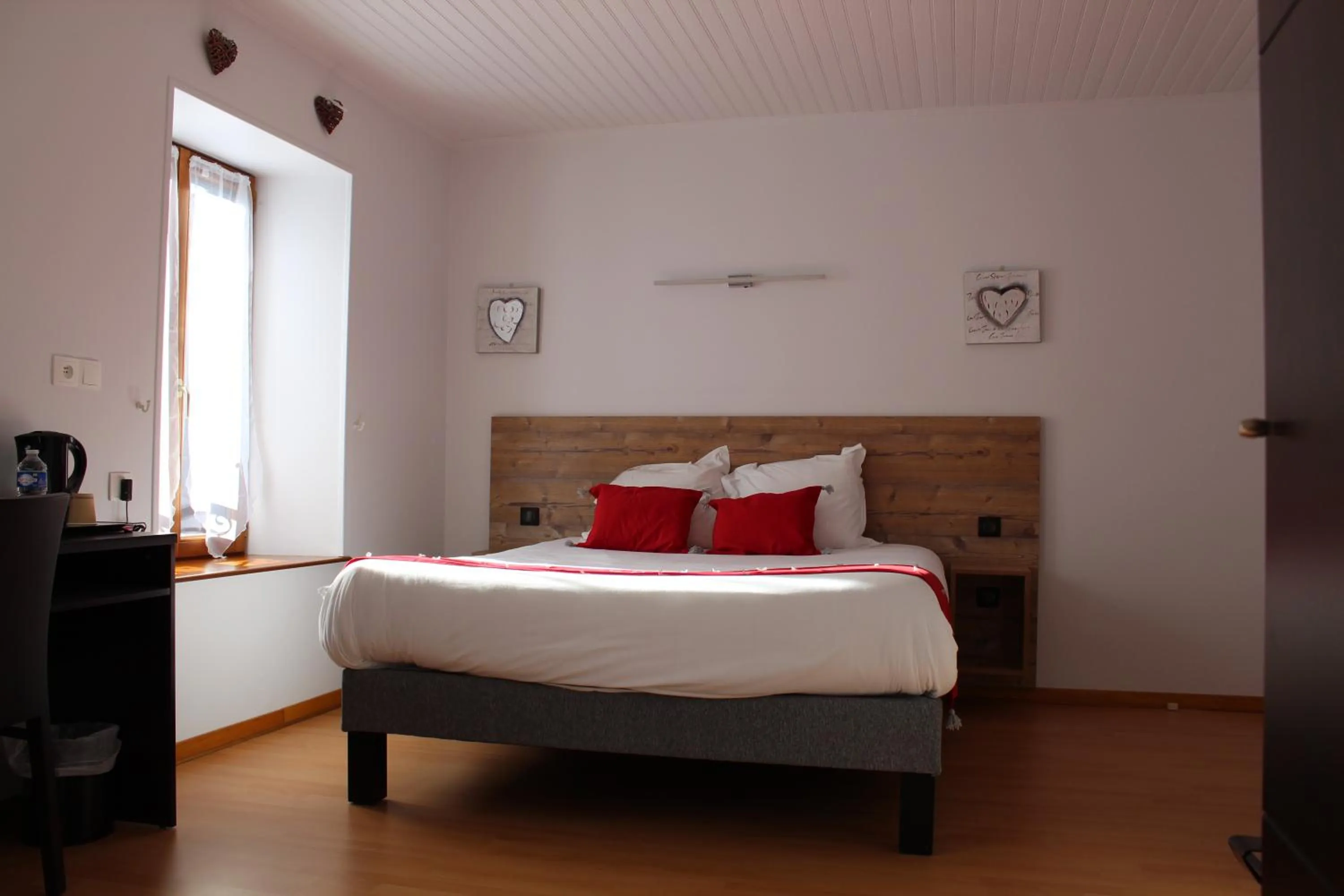 Bed in Logis Hôtel Auberge de l'Allagnonette