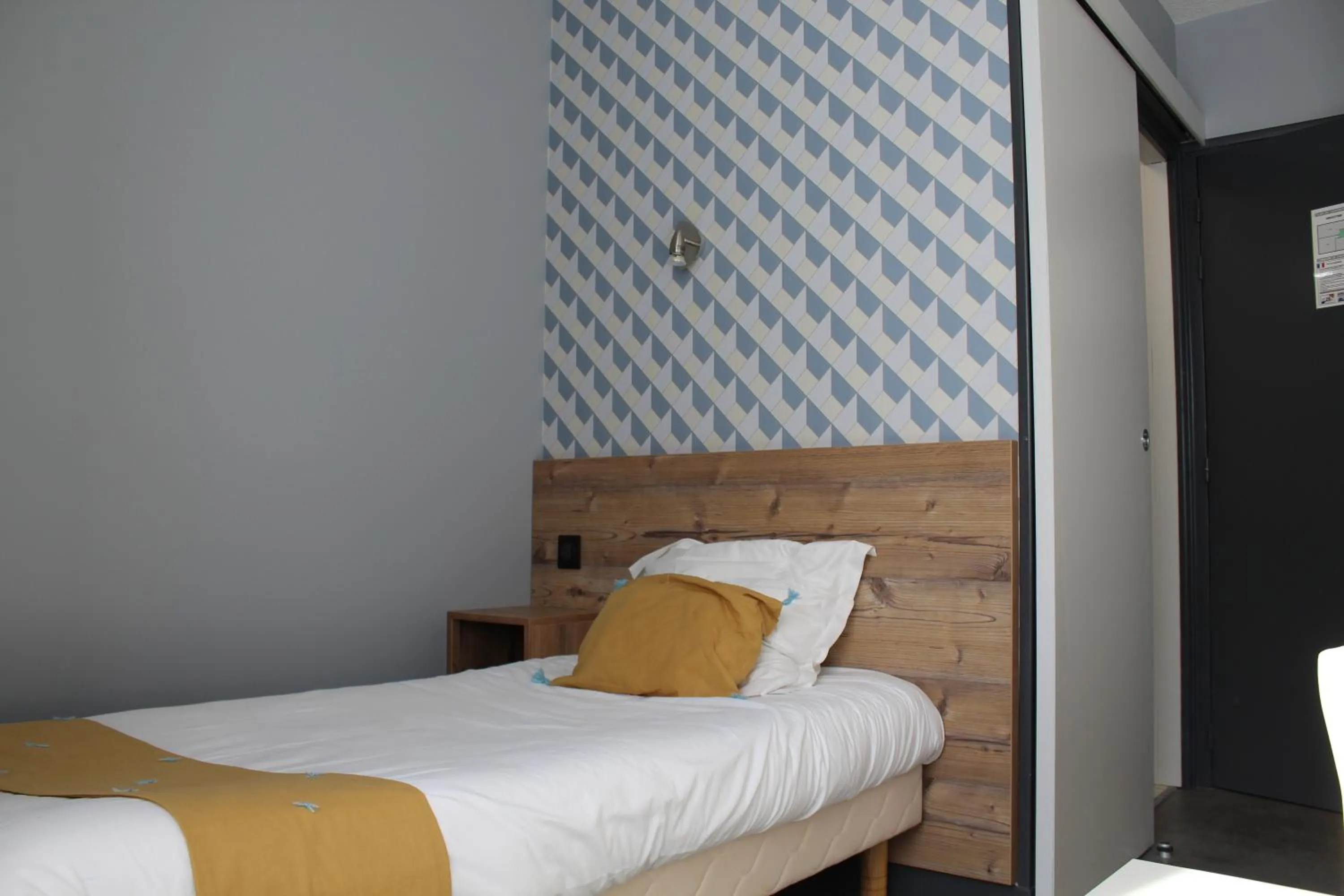 Bed in Logis Hôtel Auberge de l'Allagnonette