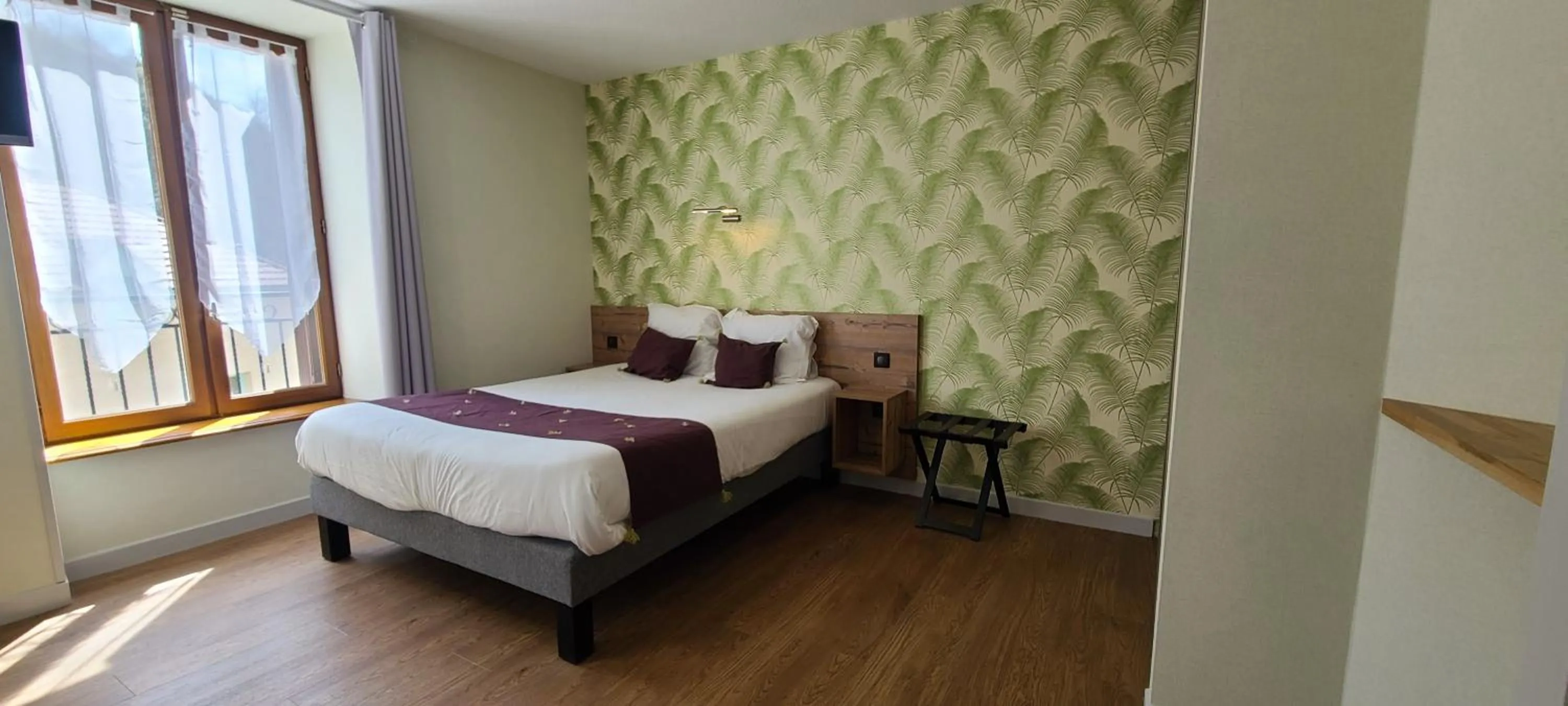 Bed in Logis Hôtel Auberge de l'Allagnonette