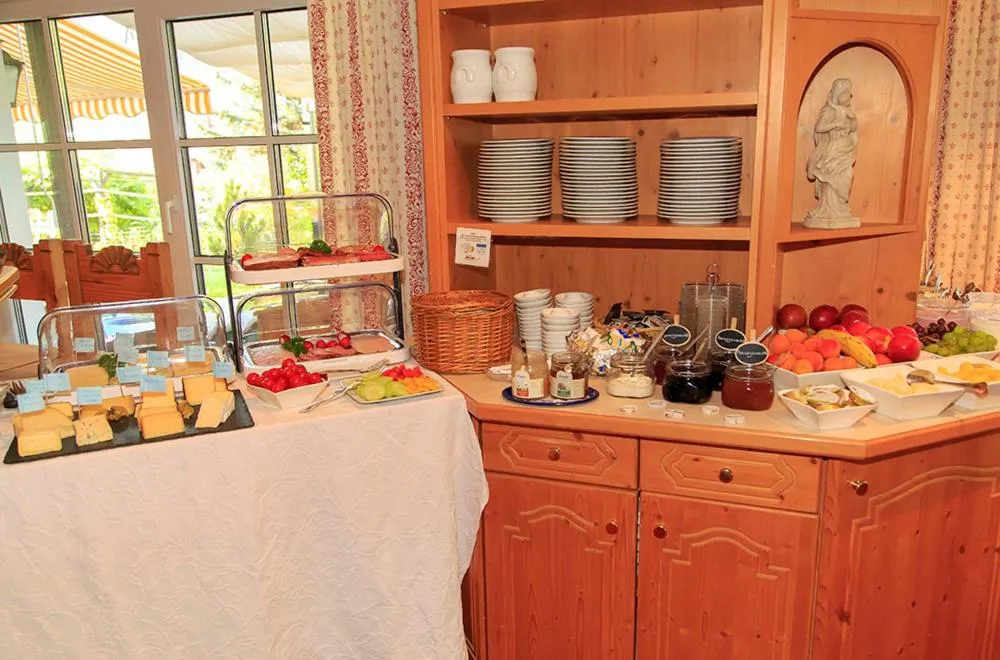 Buffet breakfast in Hotel Garni Malerwinkl