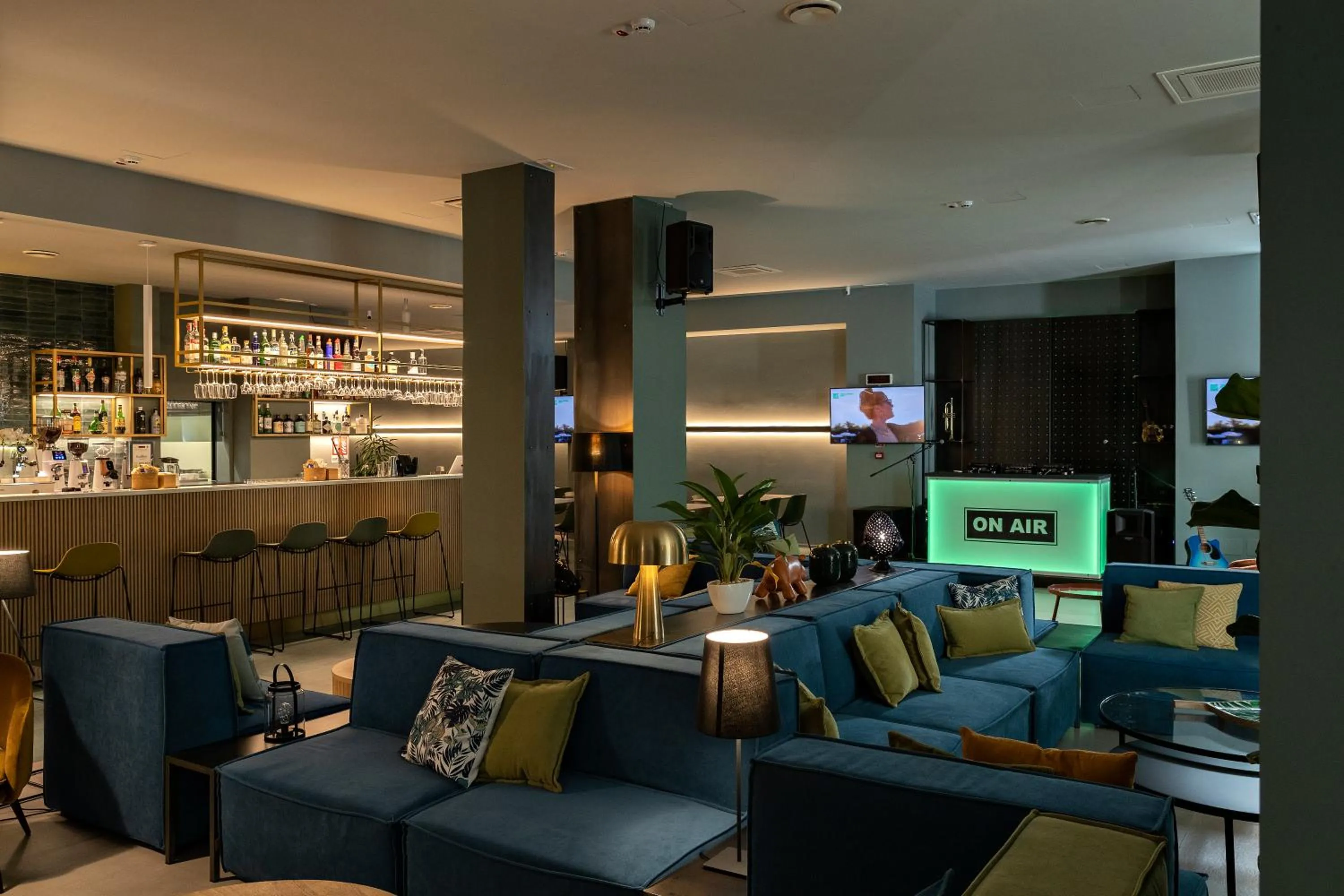 Restaurant/places to eat in Arryvo Hotel