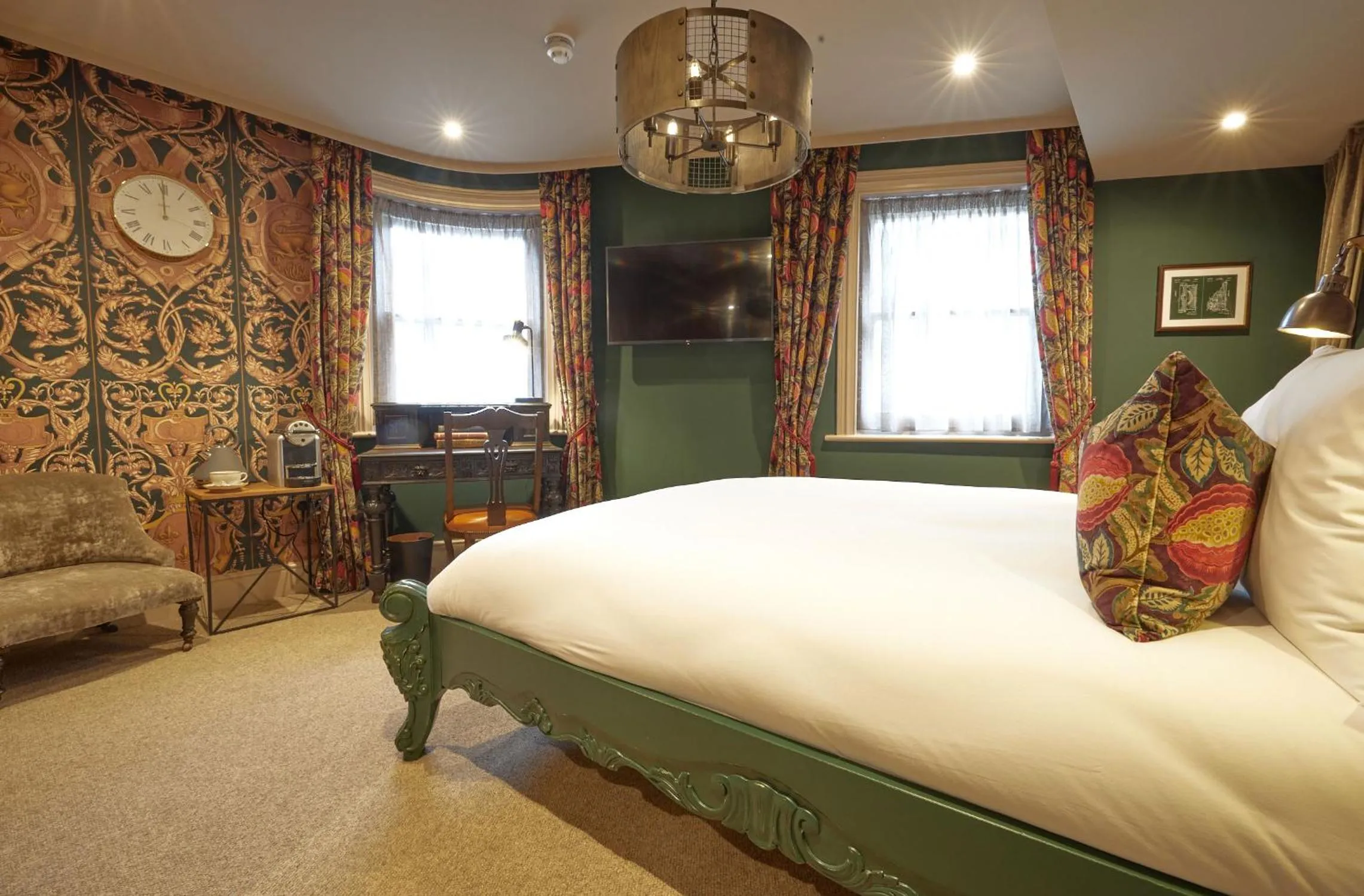 Bed in The Kings Arms Pub & Boutique Rooms
