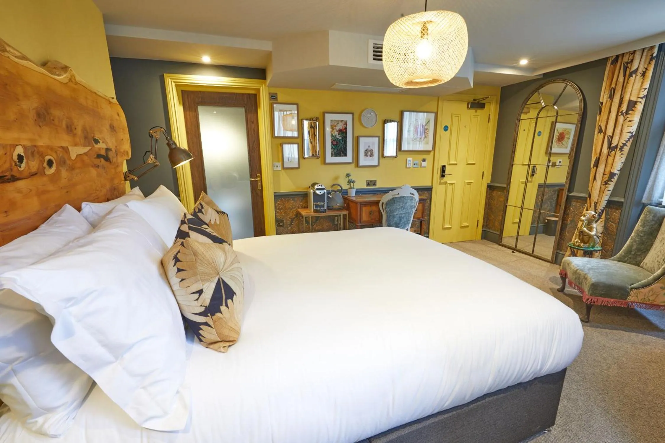 Photo of the whole room, Bed in The Kings Arms Pub & Boutique Rooms
