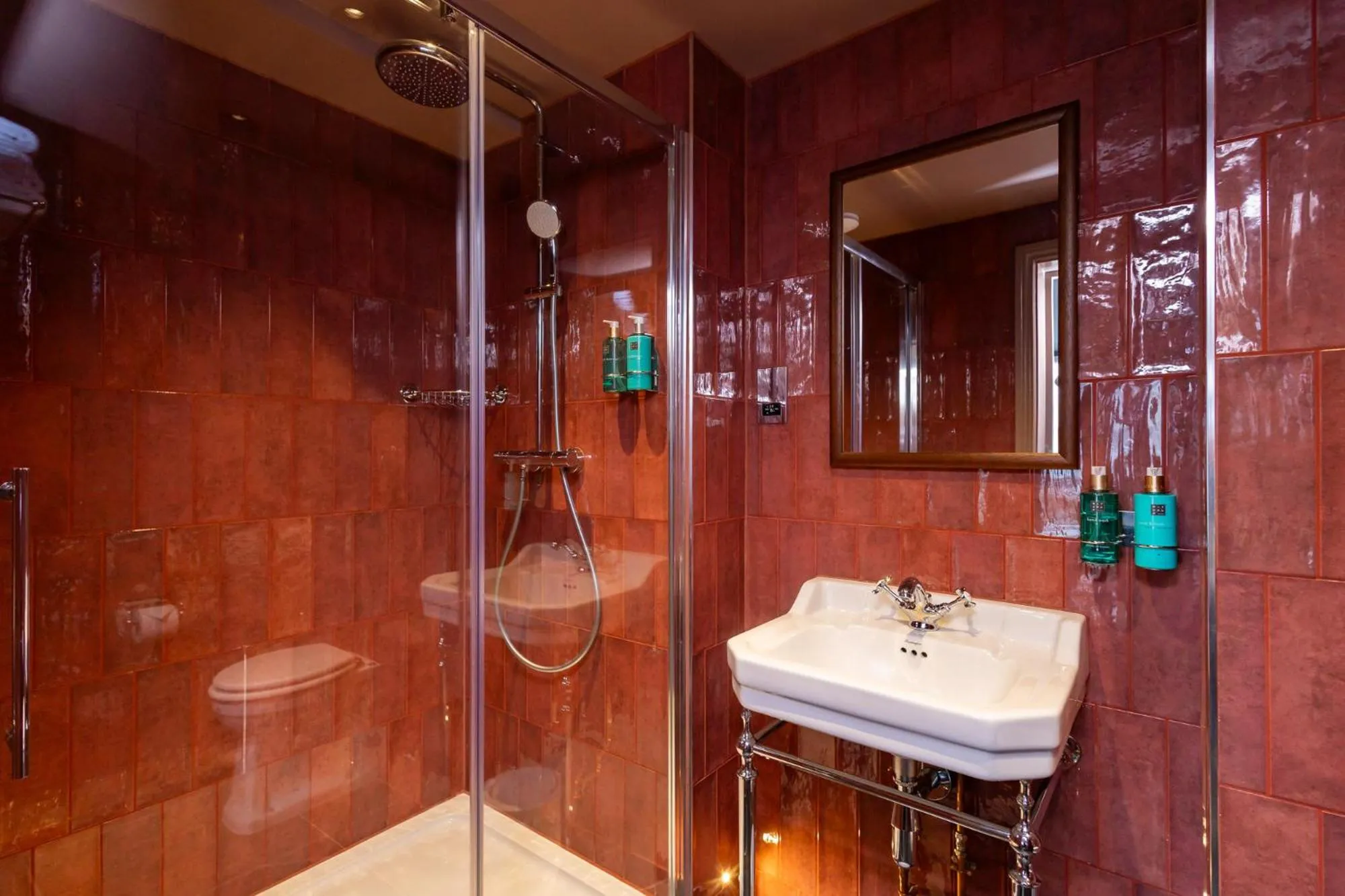 Shower in The Kings Arms Pub & Boutique Rooms