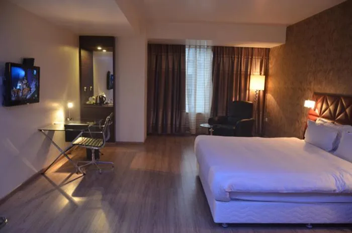 Bedroom, TV/Entertainment Center in Hotel Patliputra Exotica