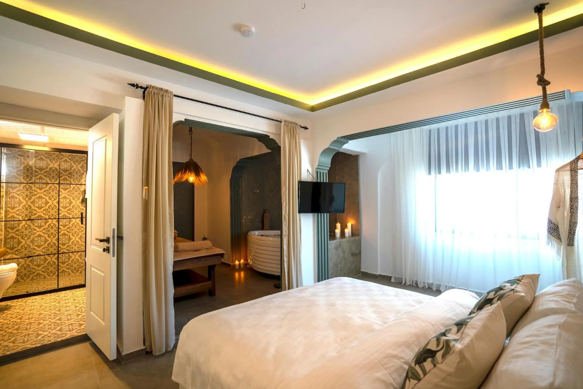 Photo of the whole room, Bed in Liman Hotel Gümüslük - Adult Only