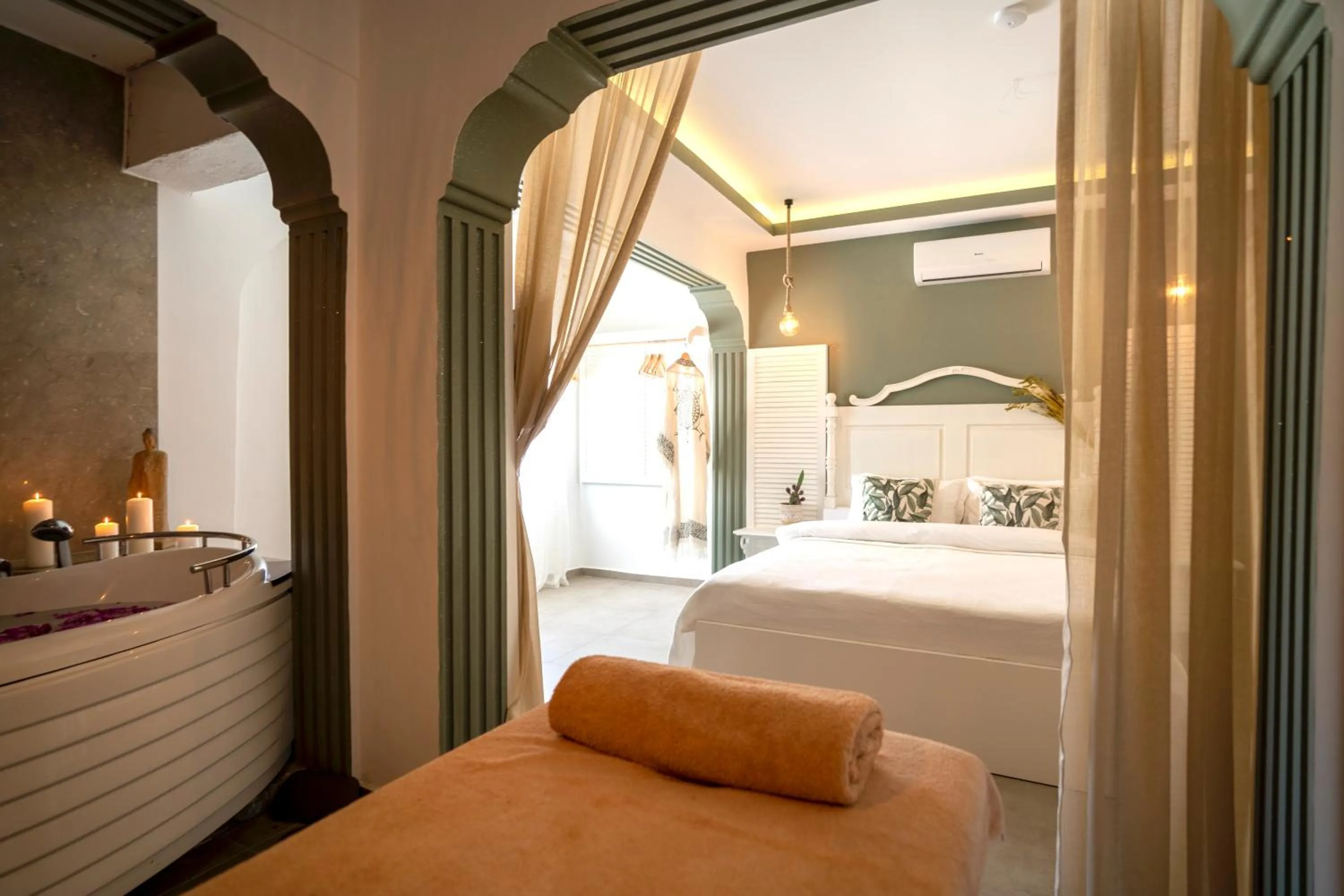 Photo of the whole room, Bed in Liman Hotel Gümüslük - Adult Only