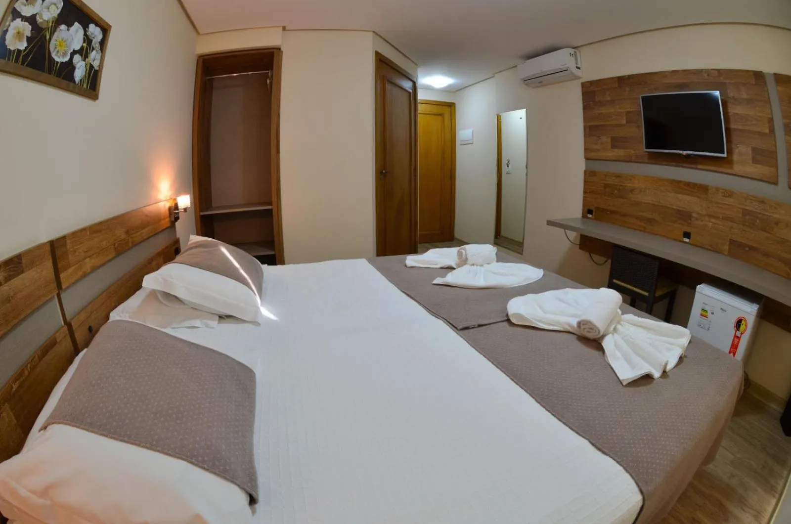 Photo of the whole room, Bed in Hotel Renascença