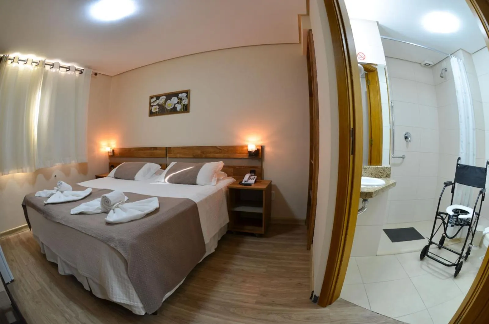 Bathroom, Bed in Hotel Renascença