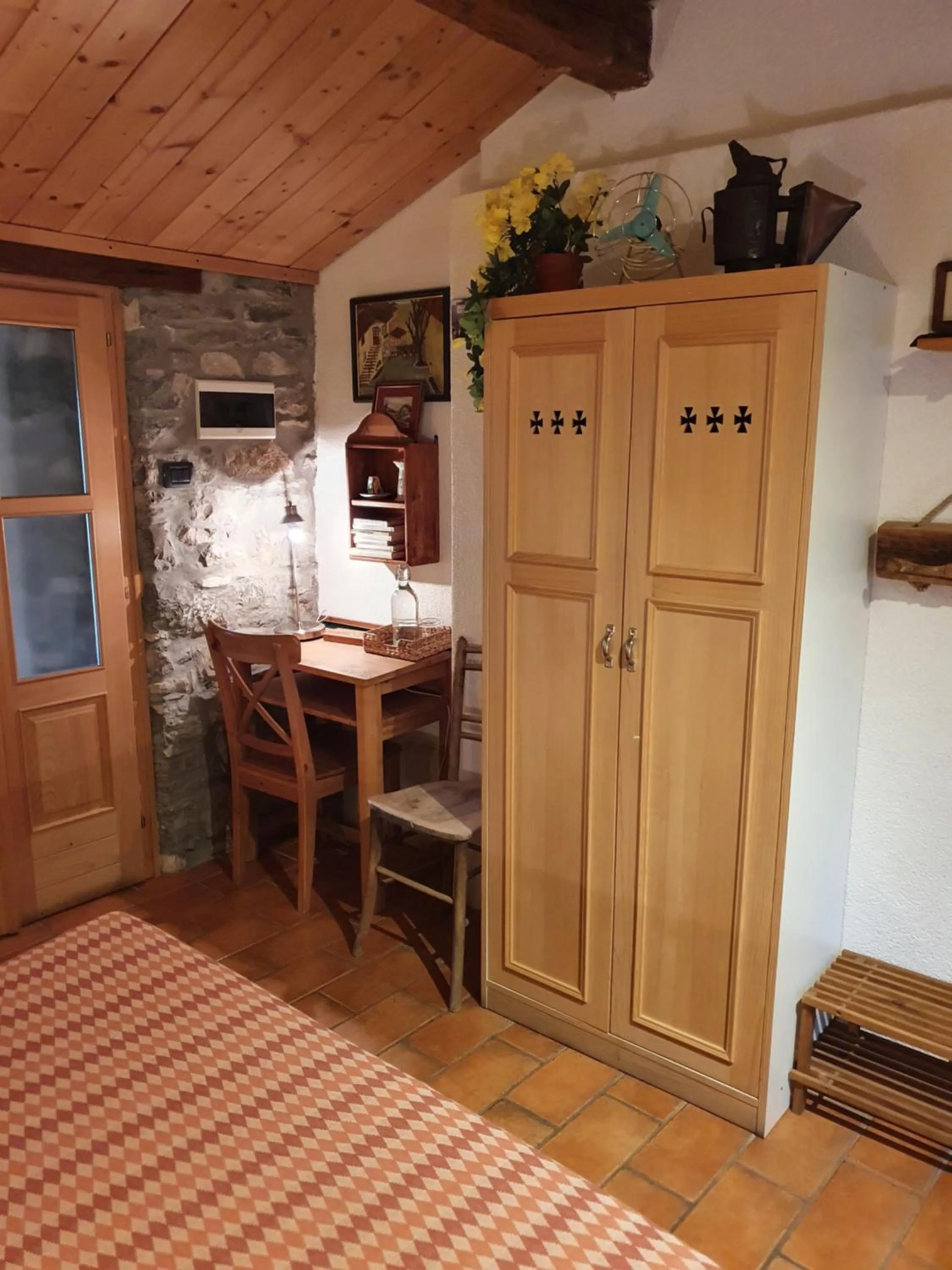 wardrobe in Le Casite Bed & Breakfast