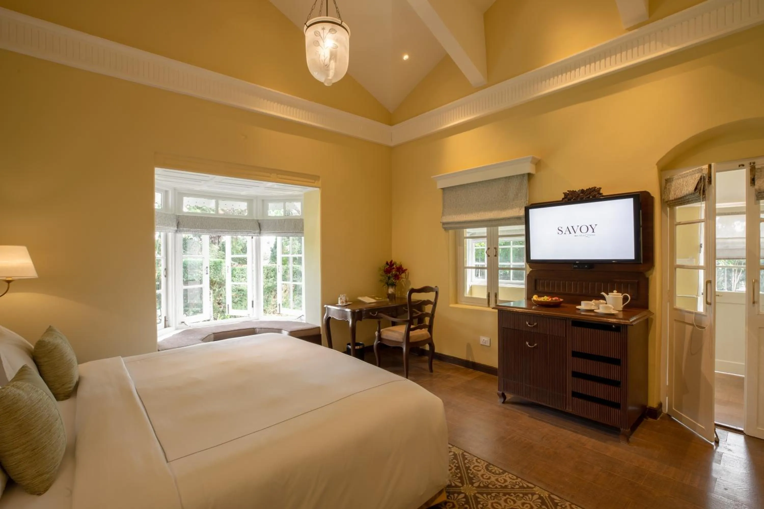 Photo of the whole room, Bed in Savoy - IHCL SeleQtions