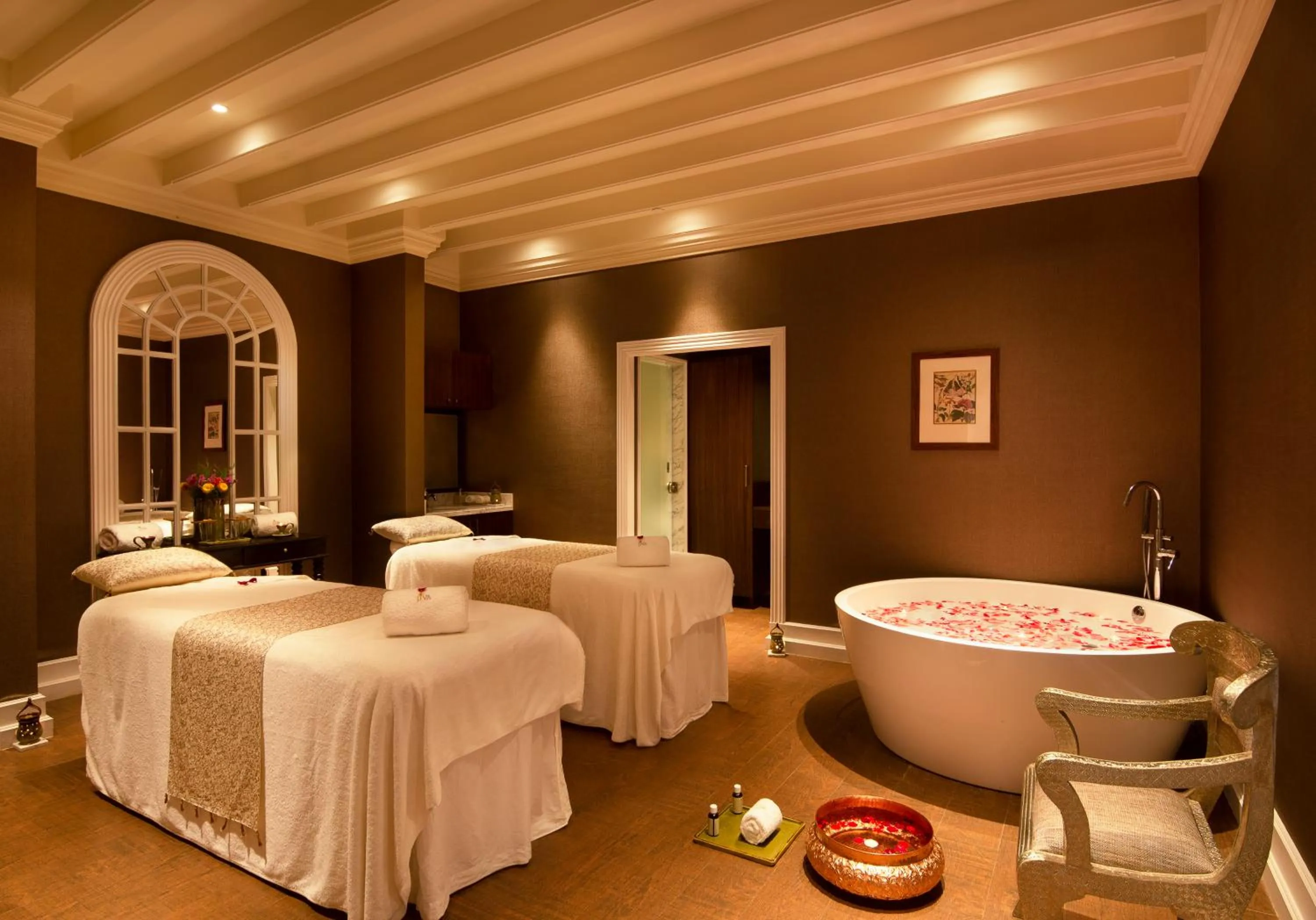Spa and wellness centre/facilities, Bed in Savoy - IHCL SeleQtions