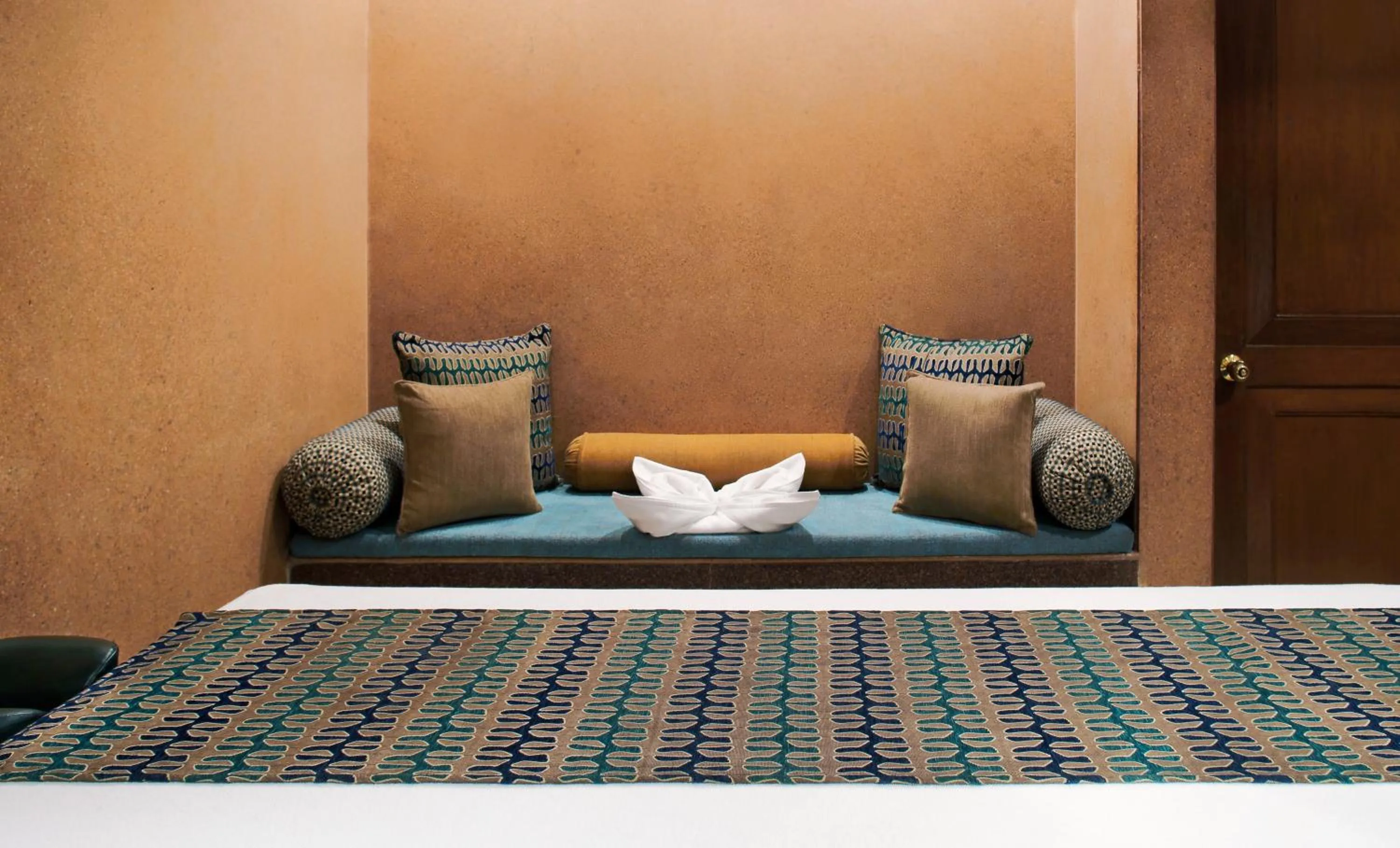 Seating area, Bed in Taj Mahal Lucknow