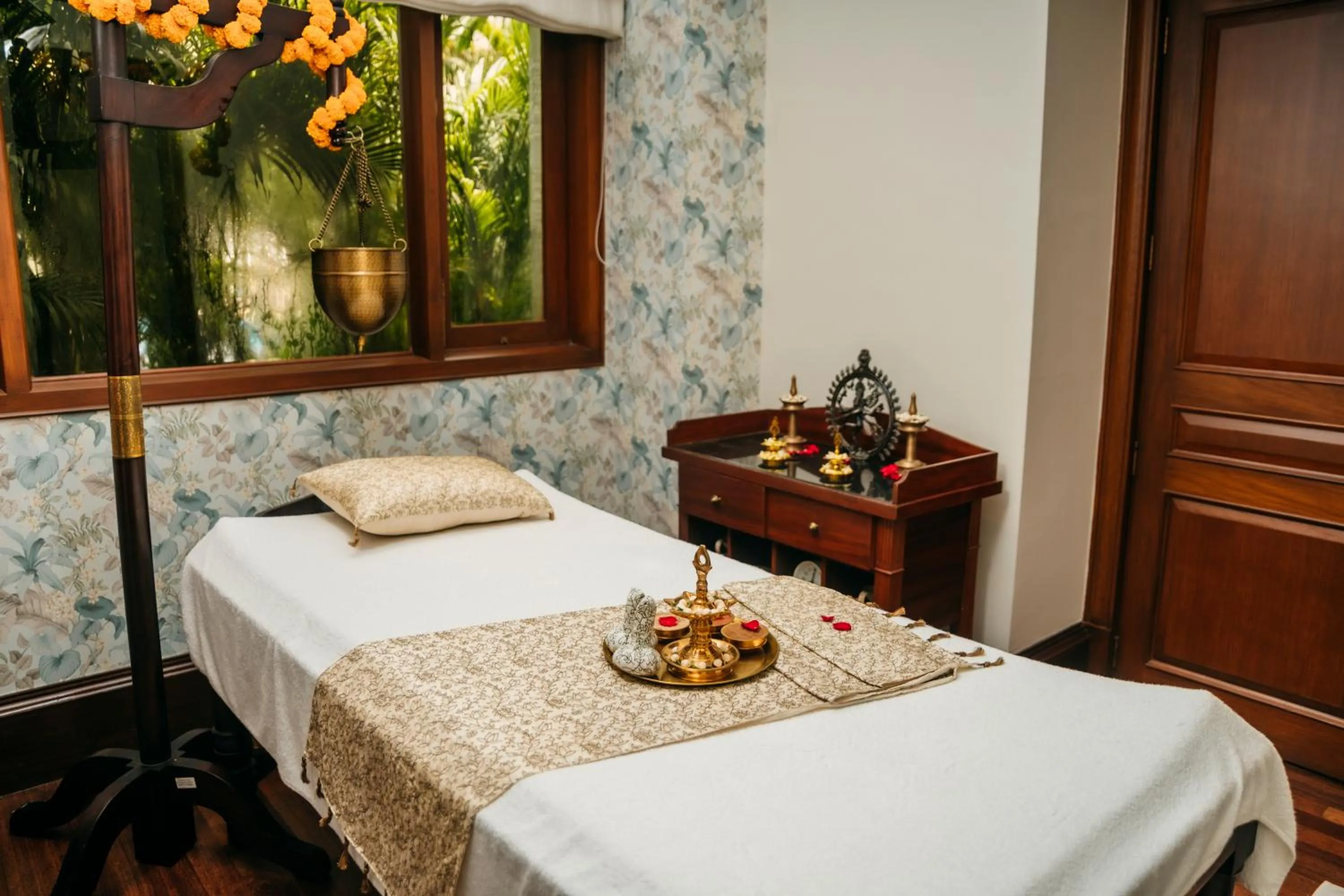 Spa and wellness centre/facilities, Bed in The Taj Mahal Tower, Mumbai