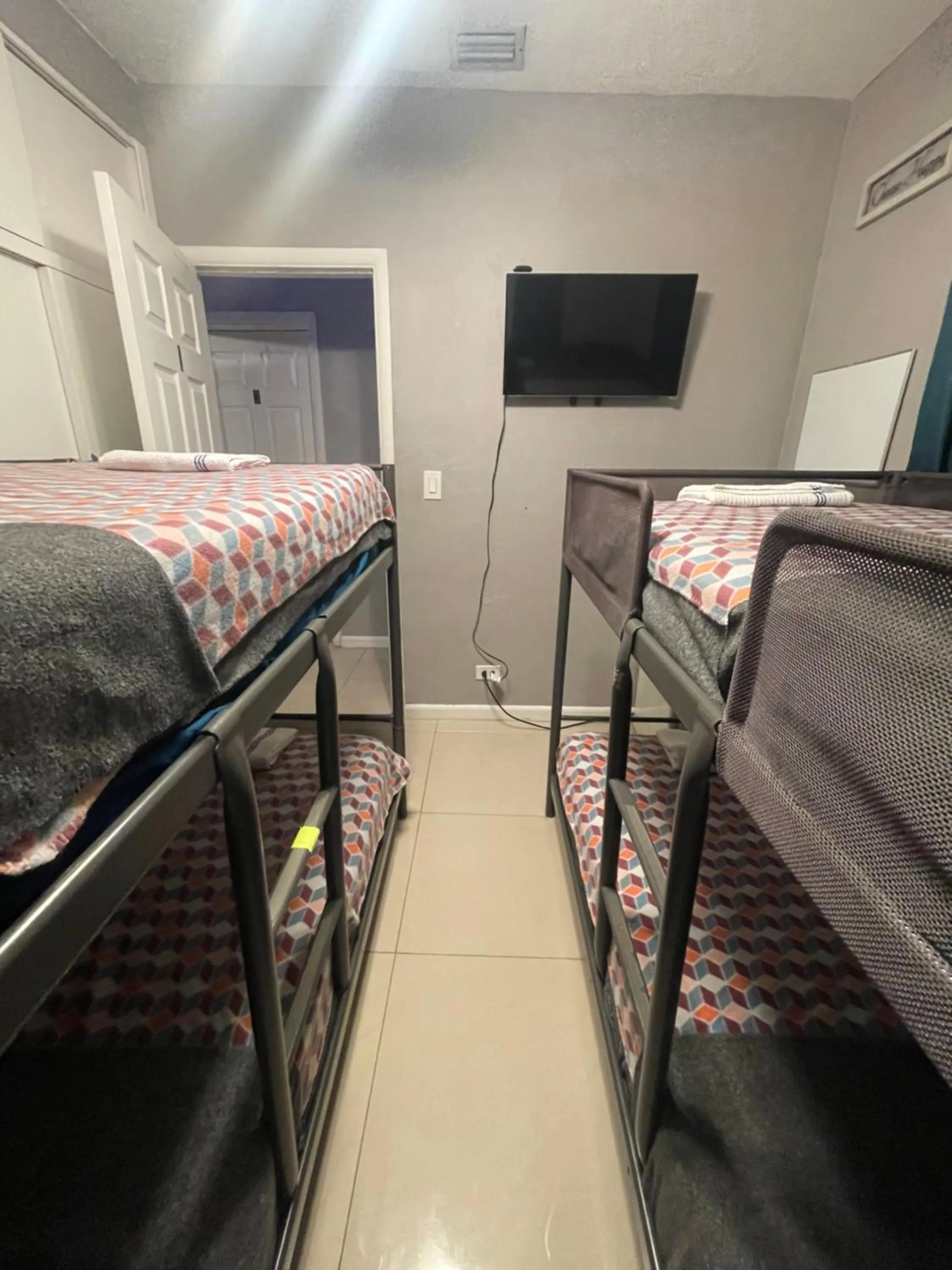 Miami Vibes "Hostel-Like" Shared Room