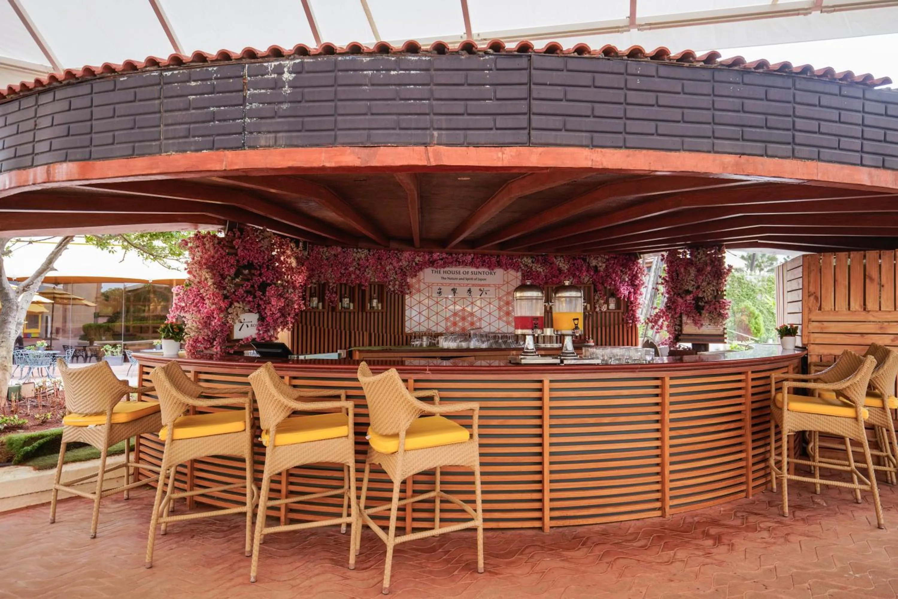 Restaurant/places to eat in Taj Lands End