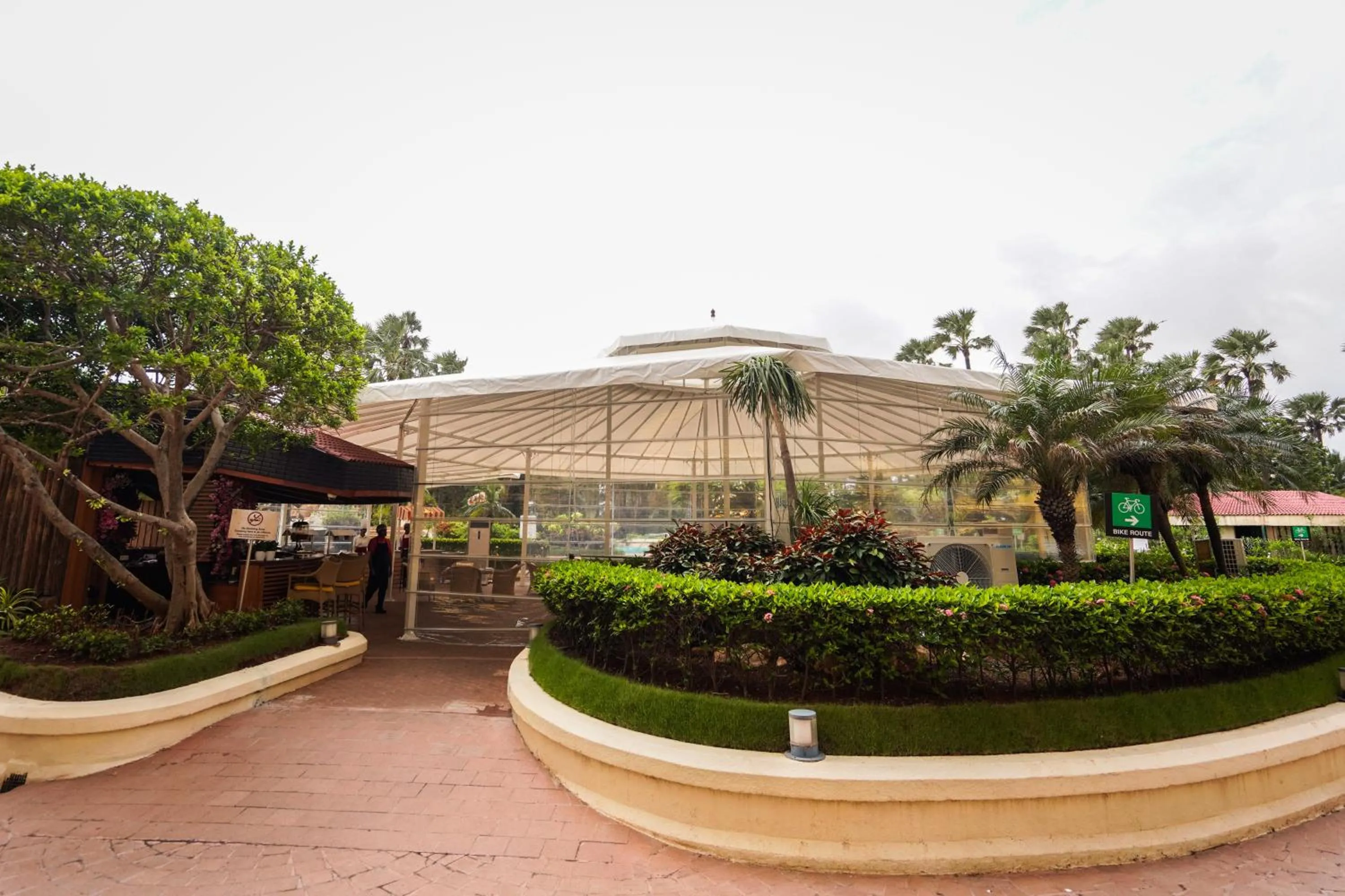 Restaurant/places to eat in Taj Lands End