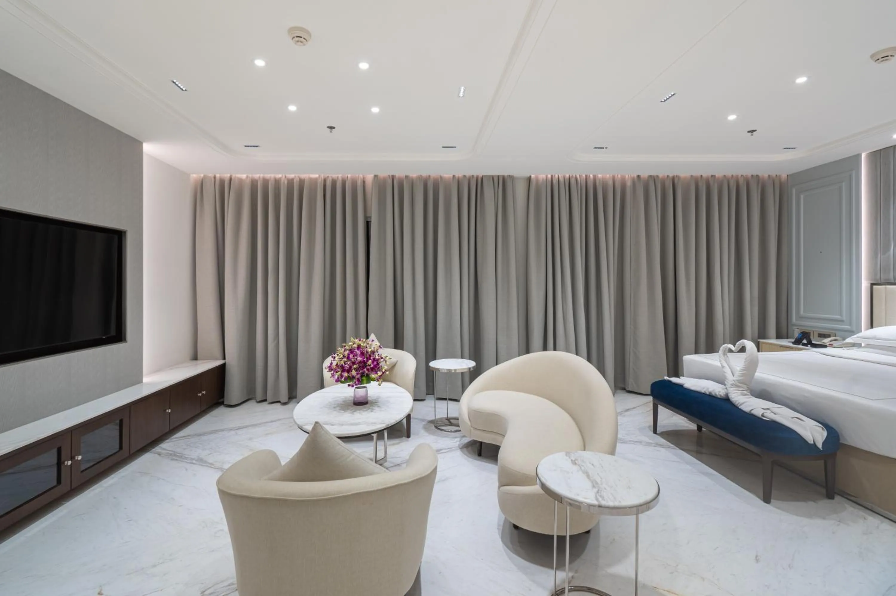 Living room, Bed in Taj Deccan