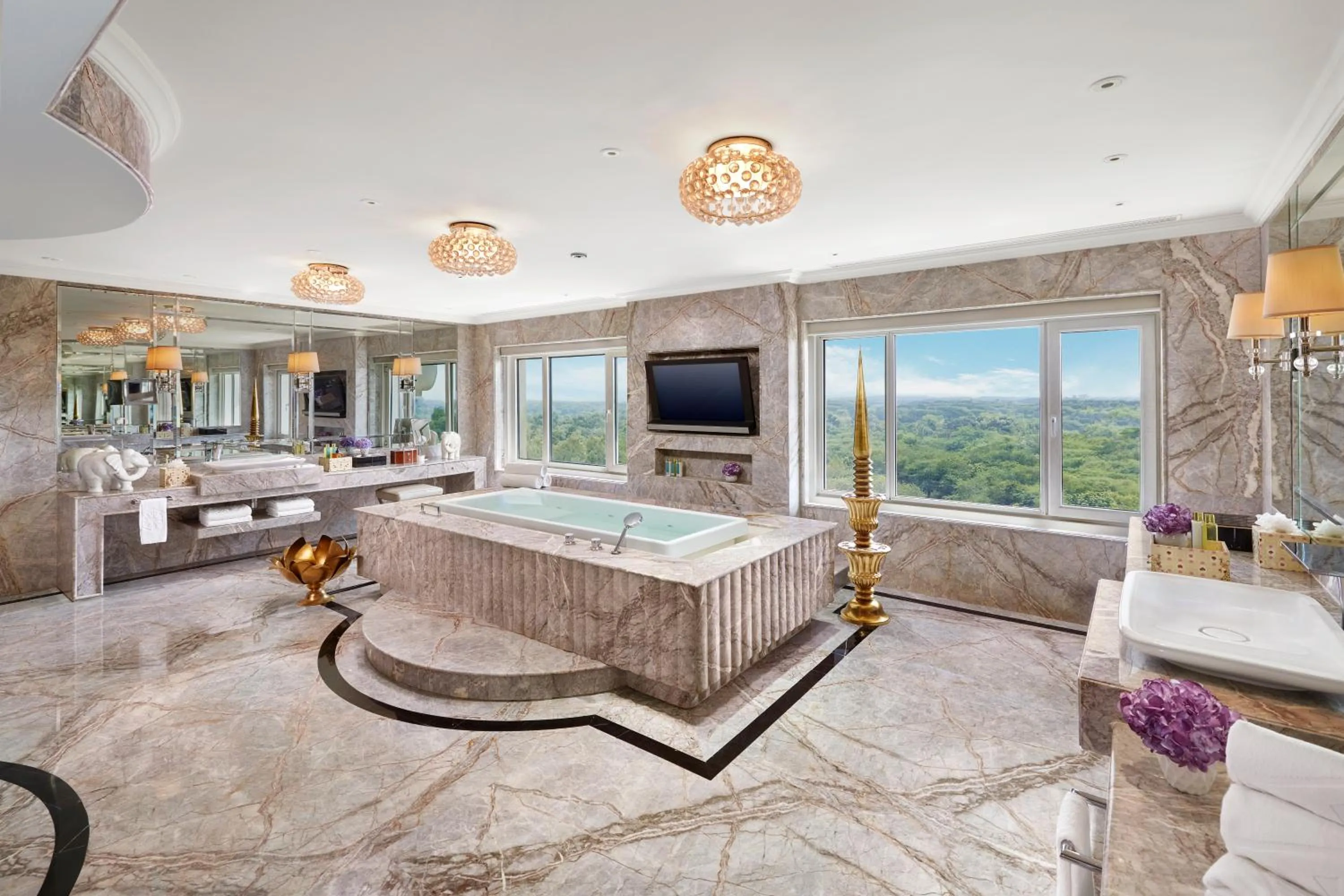 Bed in Taj Palace, New Delhi